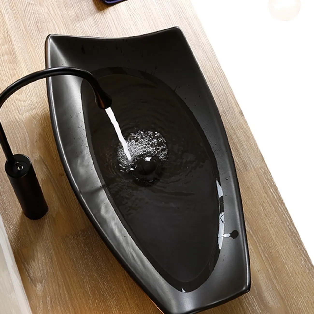 Керамический умывальник в скандинавском стиле для ванной комнаты LaLume MB20651-23 Керамический умывальник в скандинавском стиле для ванной комнаты LaLume MB20651-23