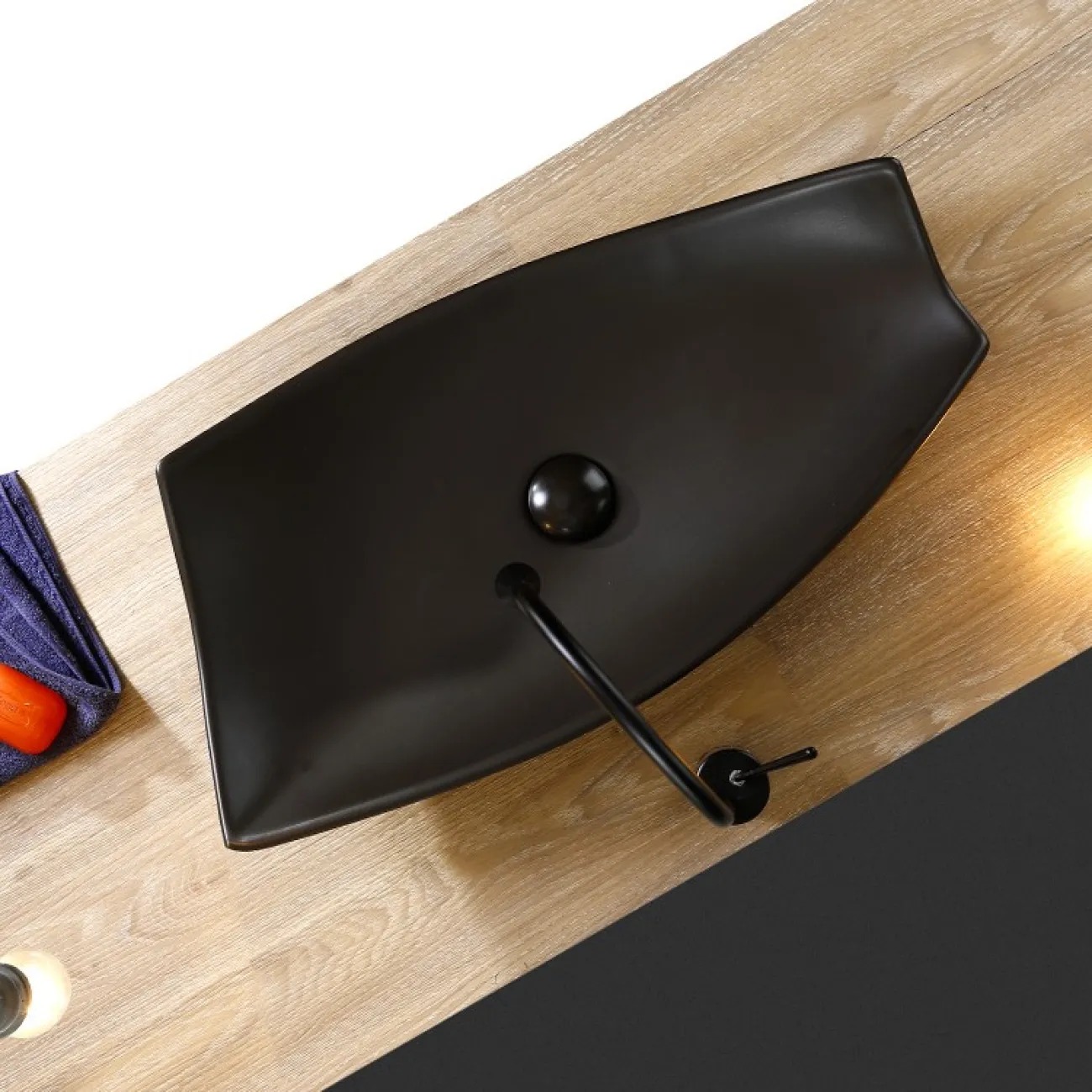 Керамический умывальник в скандинавском стиле для ванной комнаты LaLume MB20651-23 Керамический умывальник в скандинавском стиле для ванной комнаты LaLume MB20651-23