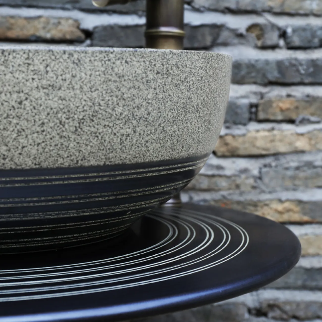 Креативный керамический умывальник в форме колоны для ванной комнаты LaLume MB20512-23 Креативный керамический умывальник в форме колоны для ванной комнаты LaLume MB20512-23