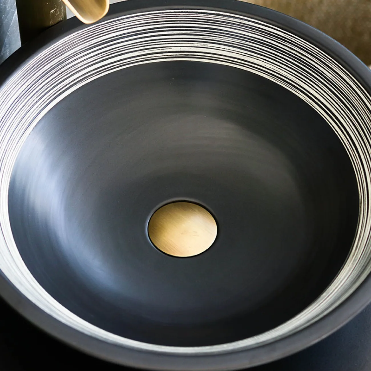 Керамический креативный умывальник  для ванной комнаты LaLume MB20618-23