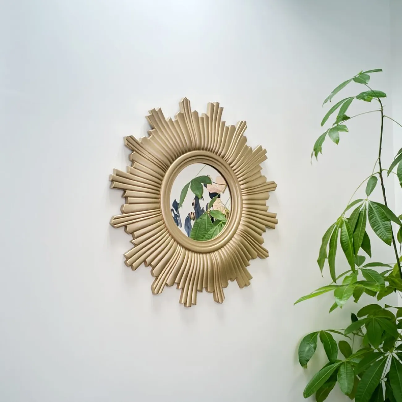 Роскошное зеркало в золотой раме для гостиной LaLume DK20920-23