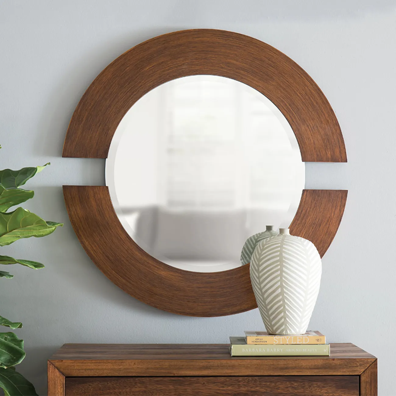 Круглое зеркало в деревяной раме для гостиной LaLume DK20915-23