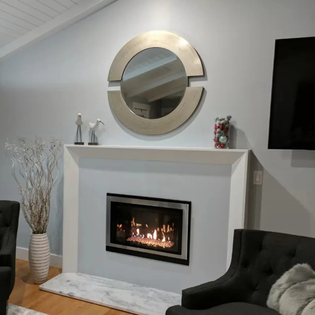 Круглое зеркало в деревяной раме для гостиной LaLume DK20915-23