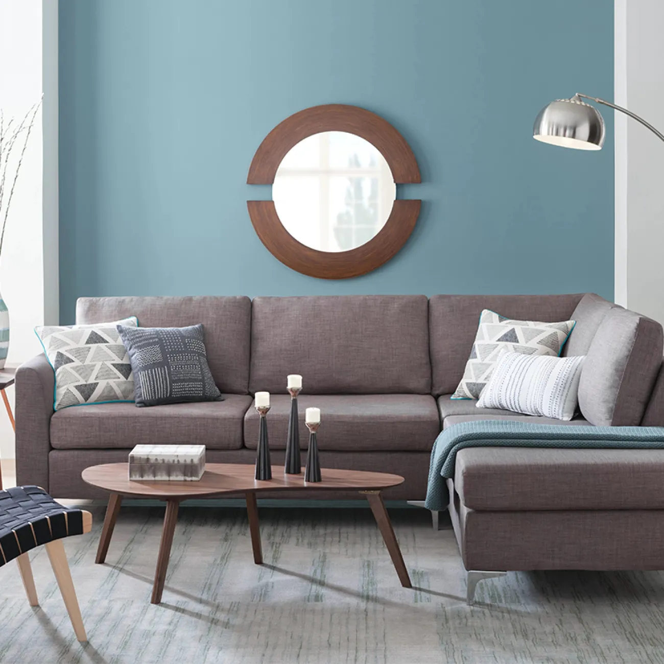 Круглое зеркало в деревяной раме для гостиной LaLume DK20915-23