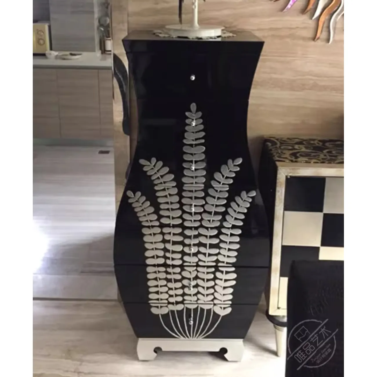 Роскошный расписной шкаф из массива дерева Creative Life 35982-29