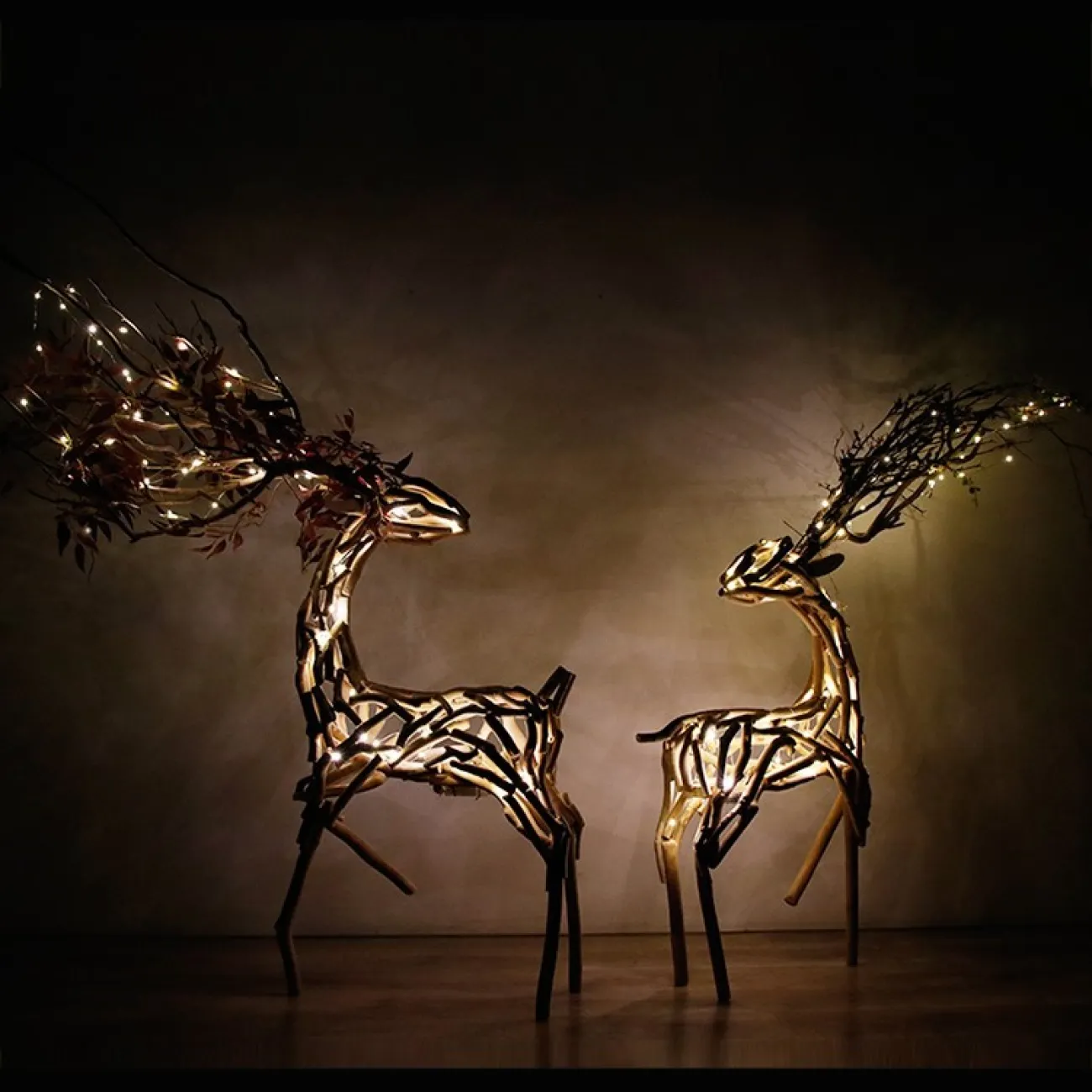 Дизайнерская  скульптура деревянного оленя DK20429-23 ручной работы в скандинавском стиле