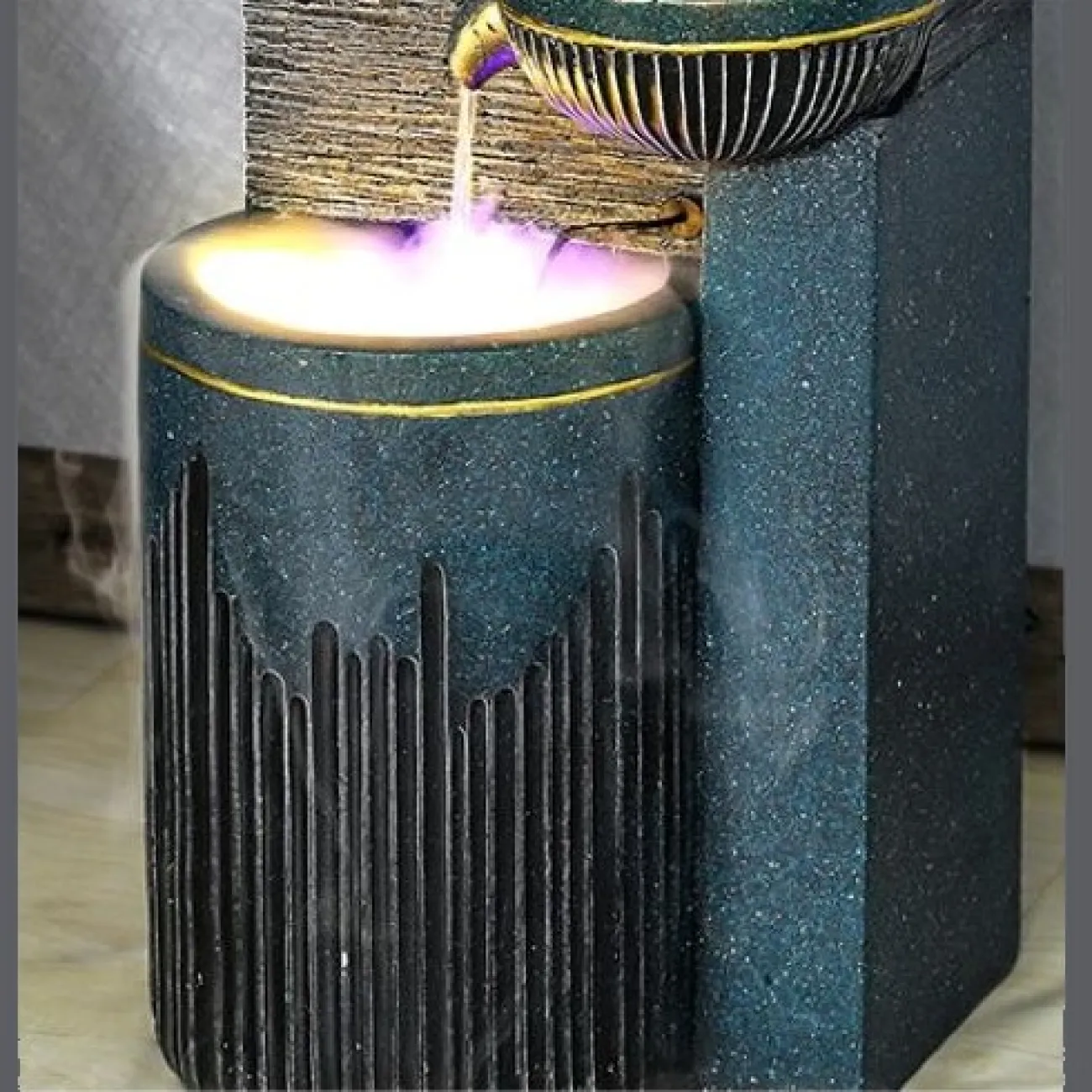 Индивидуальный фонтан с циркулирующей водой в современном и простом стиле