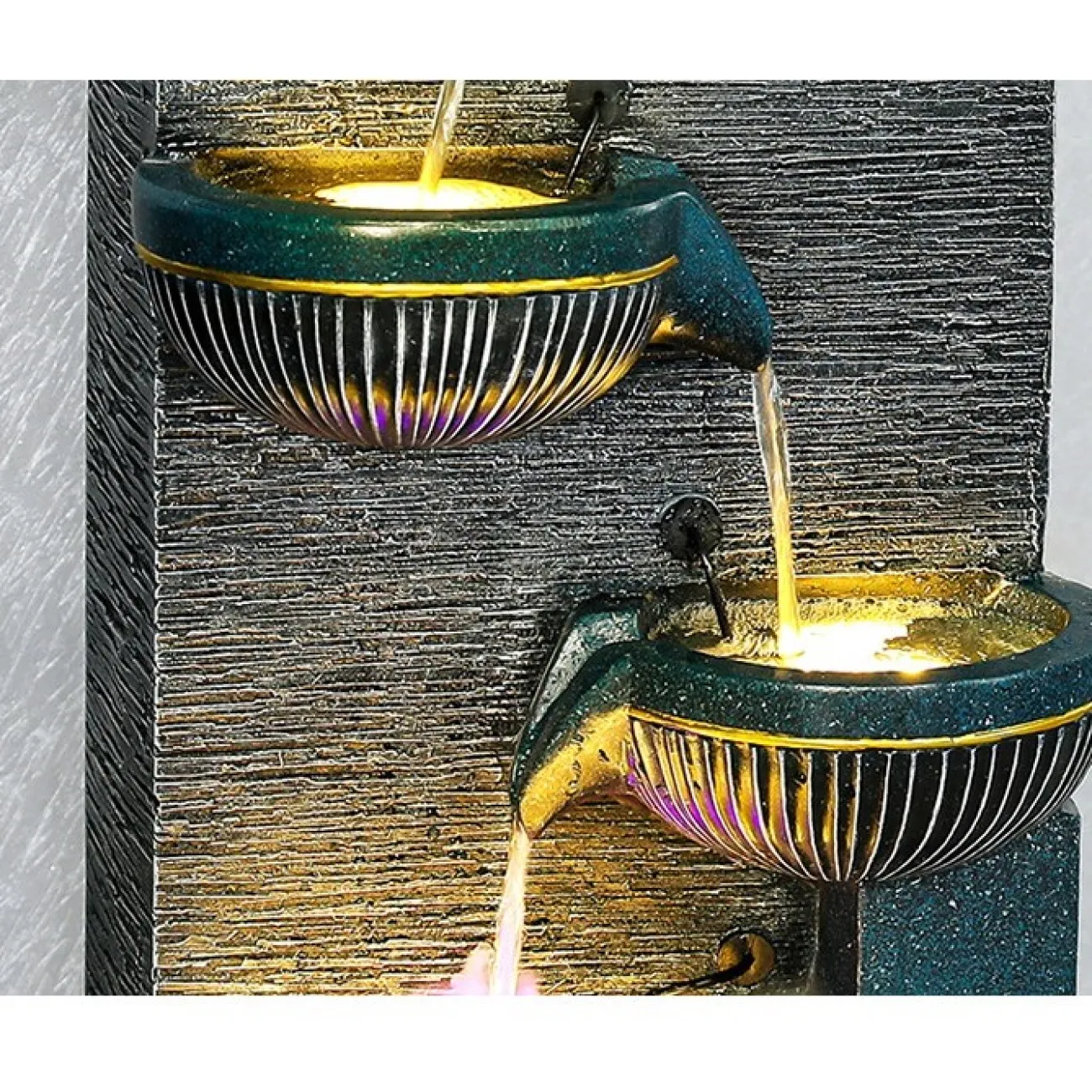 Индивидуальный фонтан с циркулирующей водой в современном и простом стиле