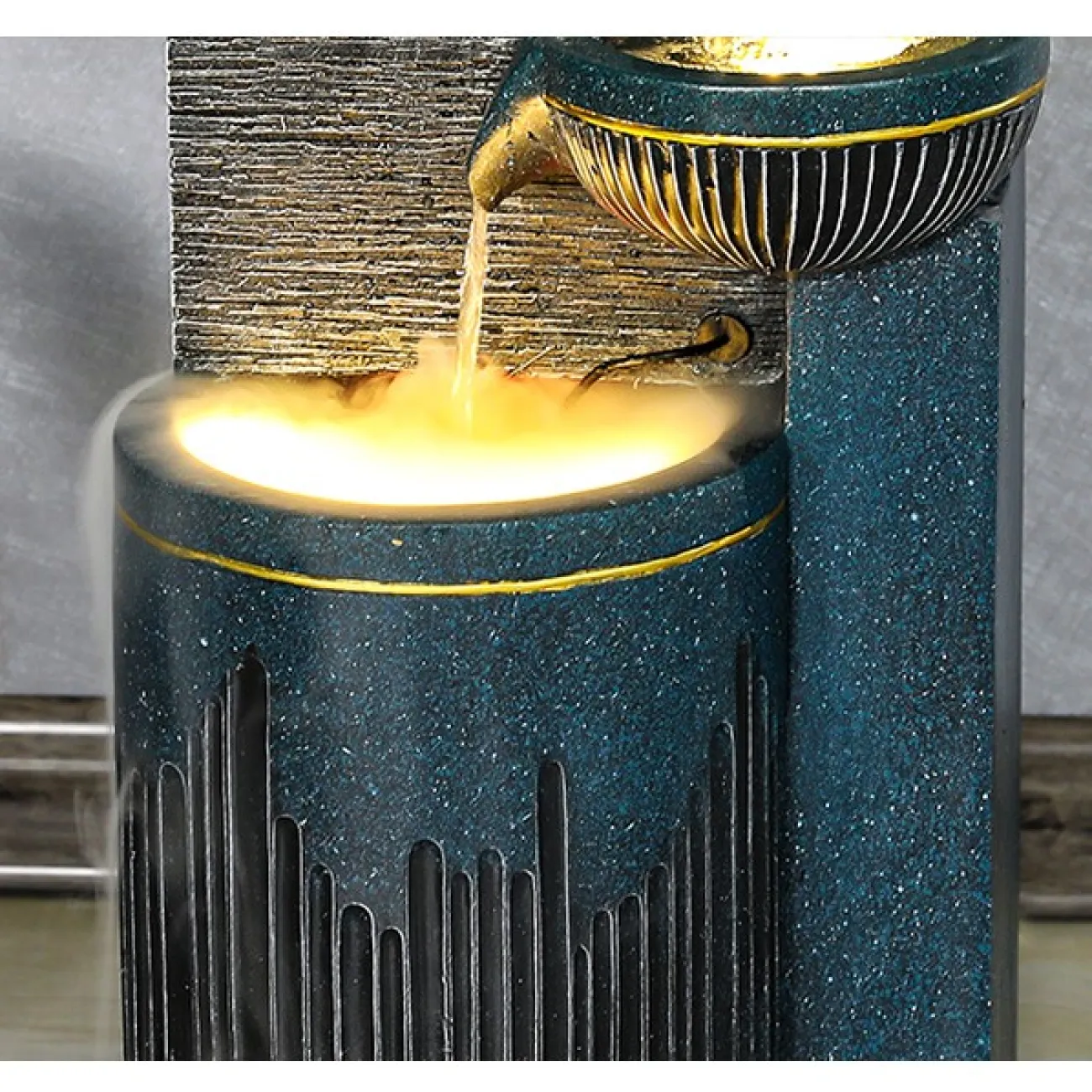 Индивидуальный фонтан с циркулирующей водой в современном и простом стиле