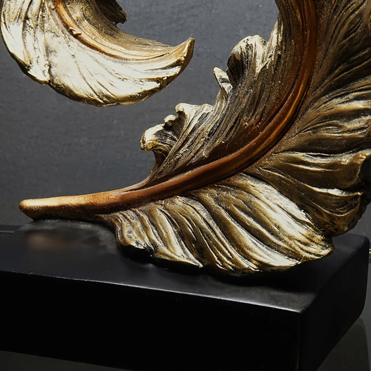 Дизайнерская статуэтка лист в скандинавском стиле