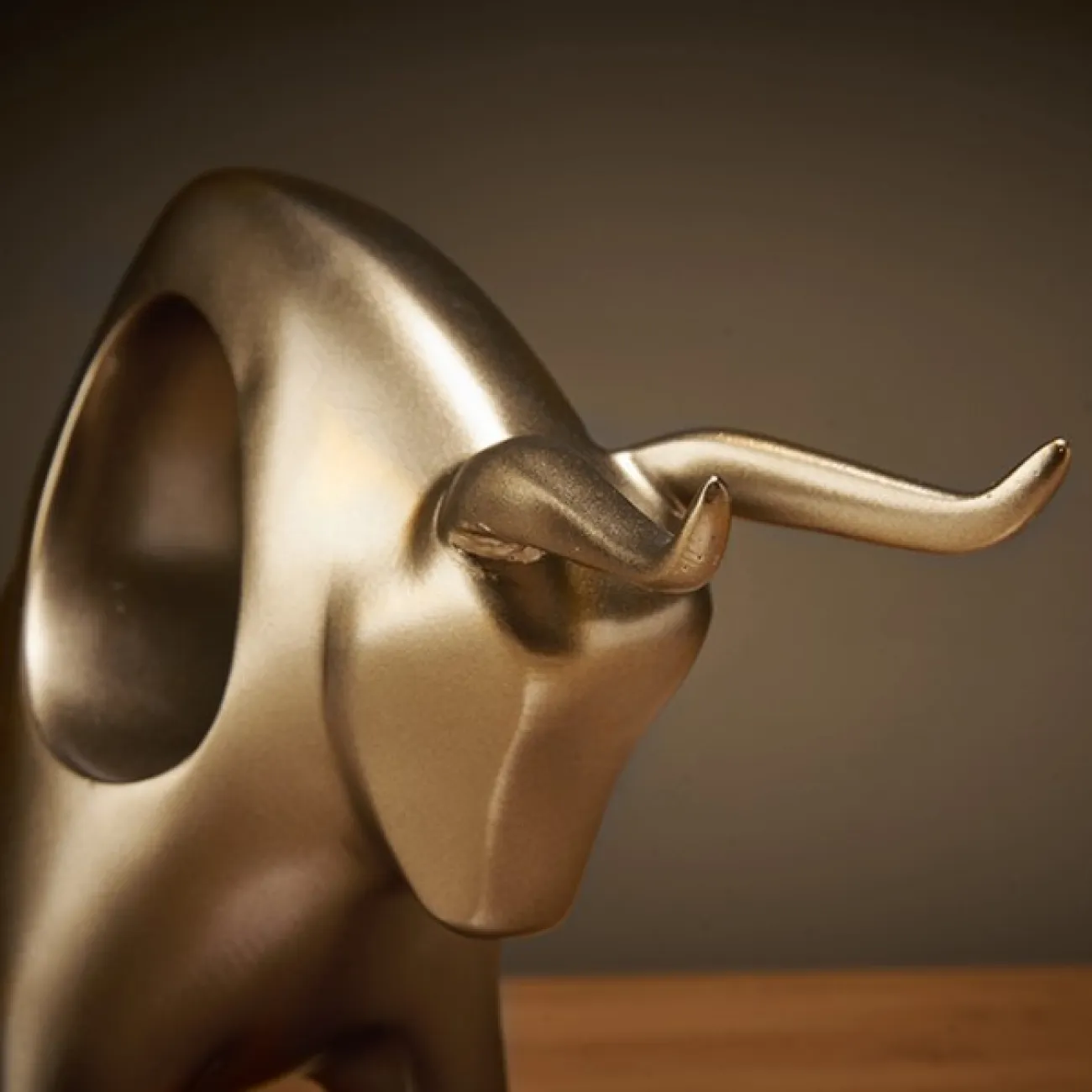 Дизайнерская статуэтка Дикий бык LaLume-SKS00115 Дизайнерская статуэтка Дикий бык LaLume-SKS00115