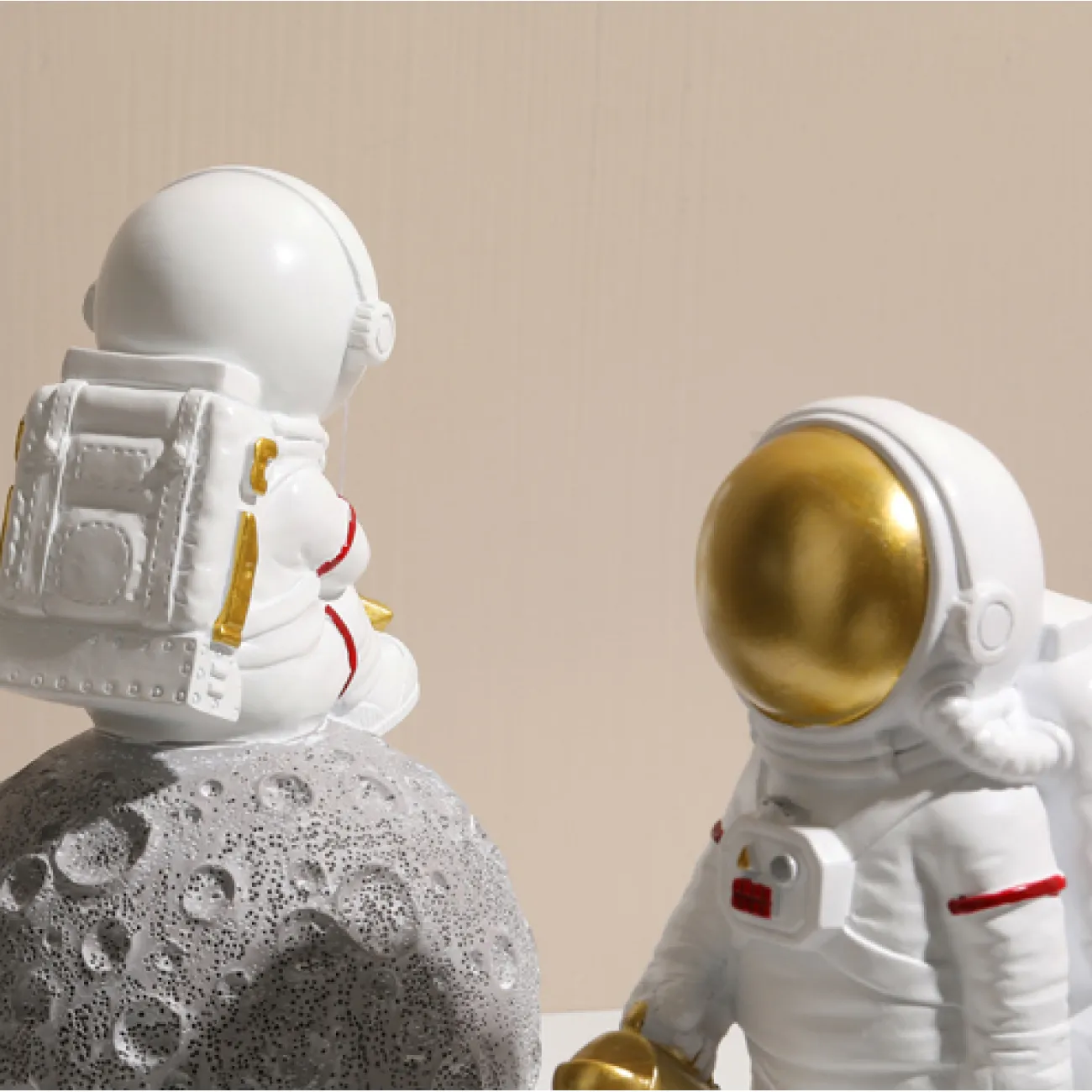 Необычная декоративная статуэтка-подставка космонавта для гостиной LaLume DK20473-23