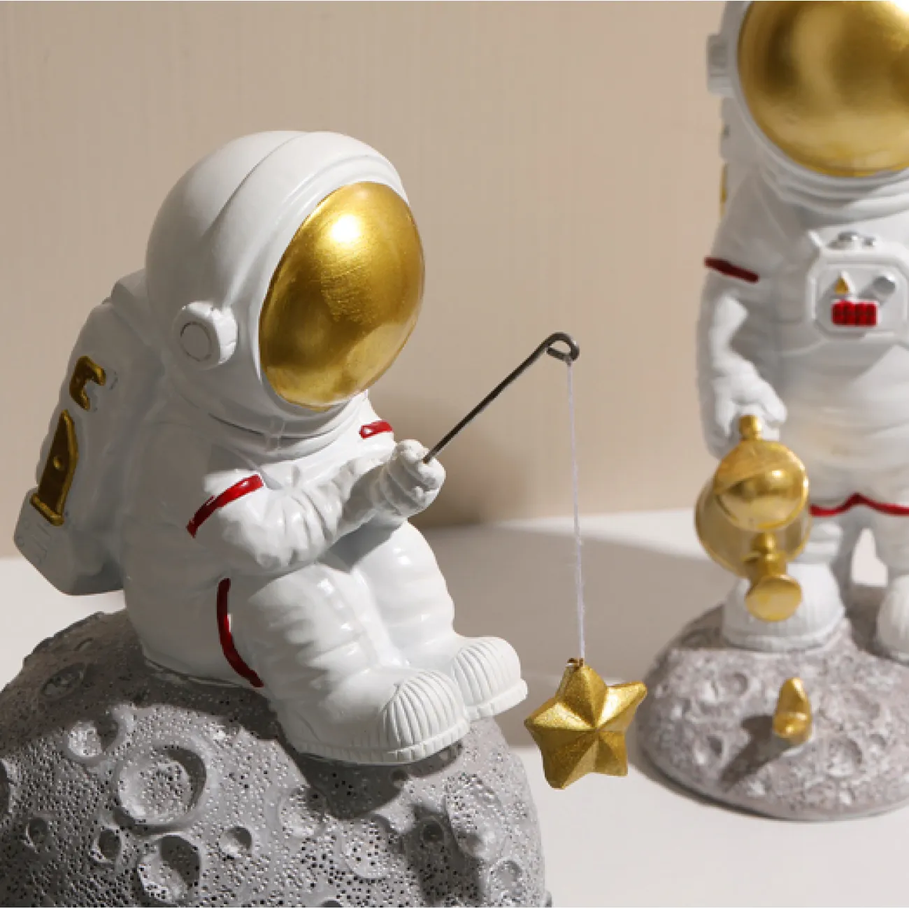 Необычная декоративная статуэтка-подставка космонавта для гостиной LaLume DK20473-23