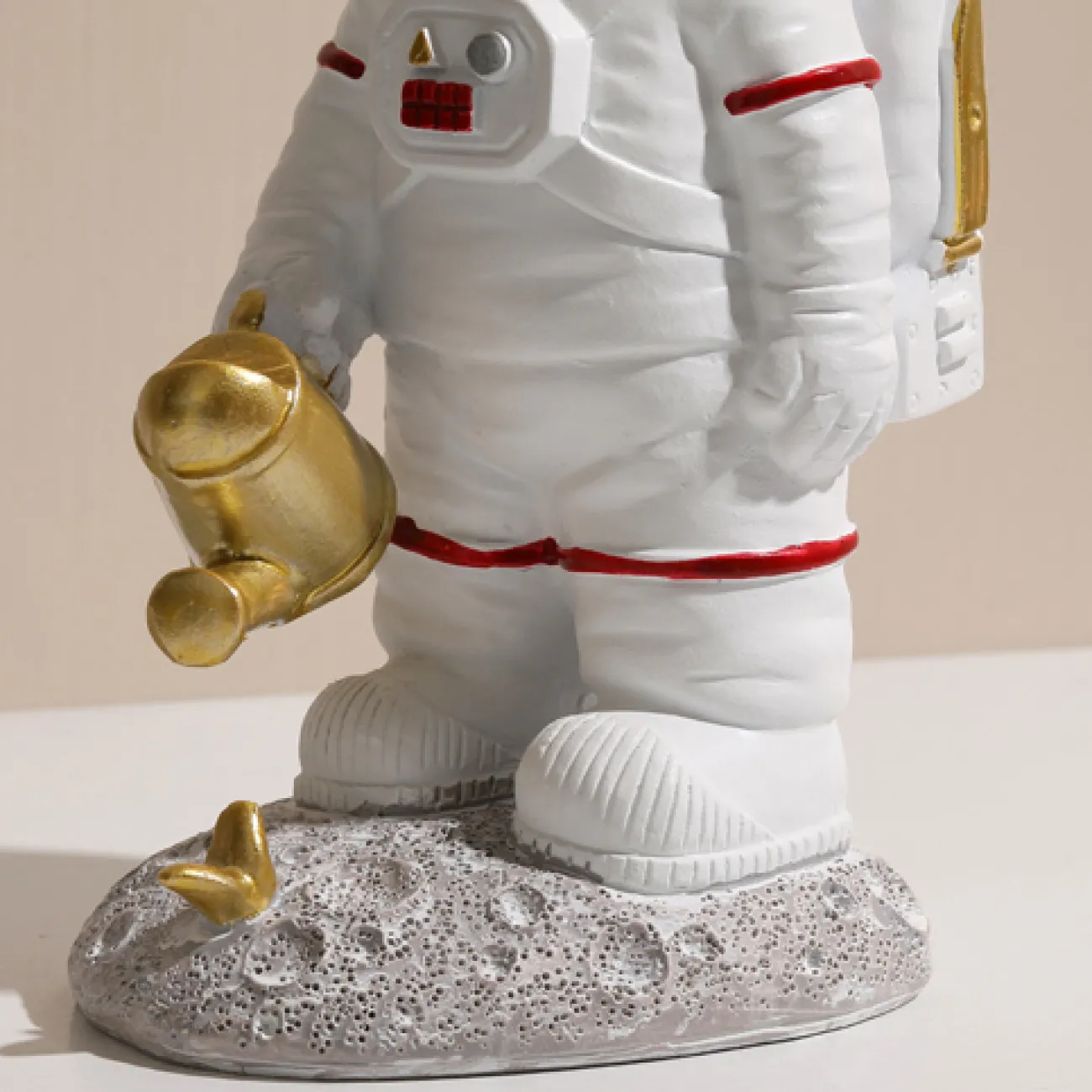 Необычная декоративная статуэтка-подставка космонавта для гостиной LaLume DK20473-23