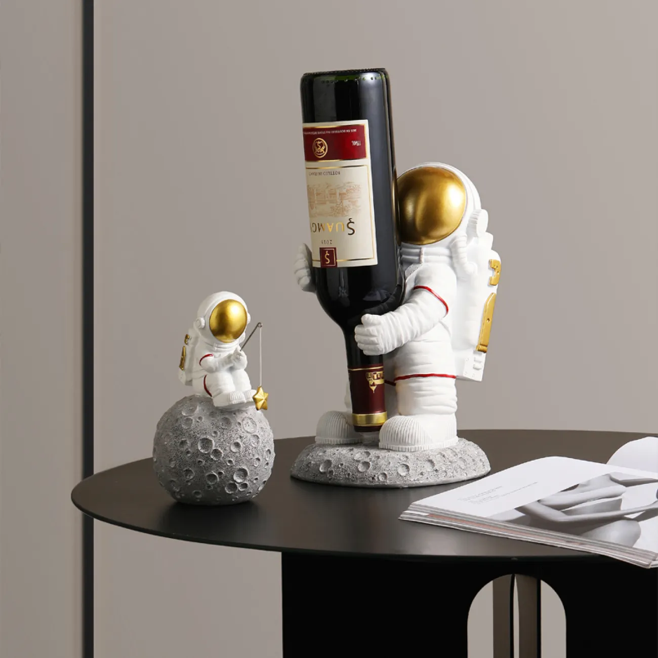 Необычная декоративная статуэтка-подставка космонавта для гостиной LaLume DK20473-23