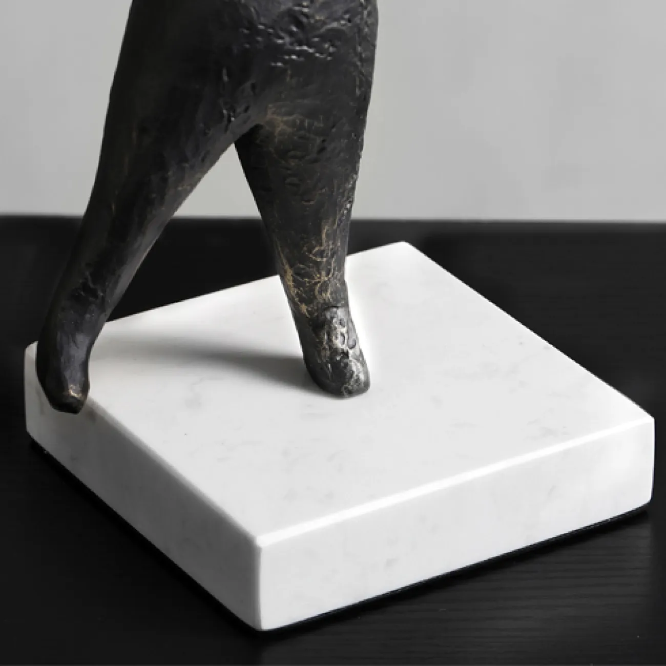 Необычная абстрактная скульптура для гостиной LaLume DK20477-23 Необычная абстрактная скульптура для гостиной LaLume DK20477-23