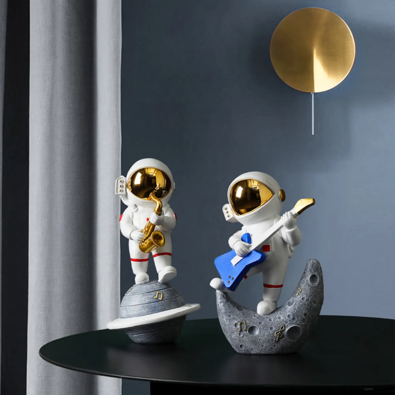 Оригинальная настольная статуэтка космонавта для гостиной в Скандинавском стиле LaLume DK20479-23 Оригинальная настольная статуэтка космонавта для гостиной в Скандинавском стиле LaLume DK20479-23