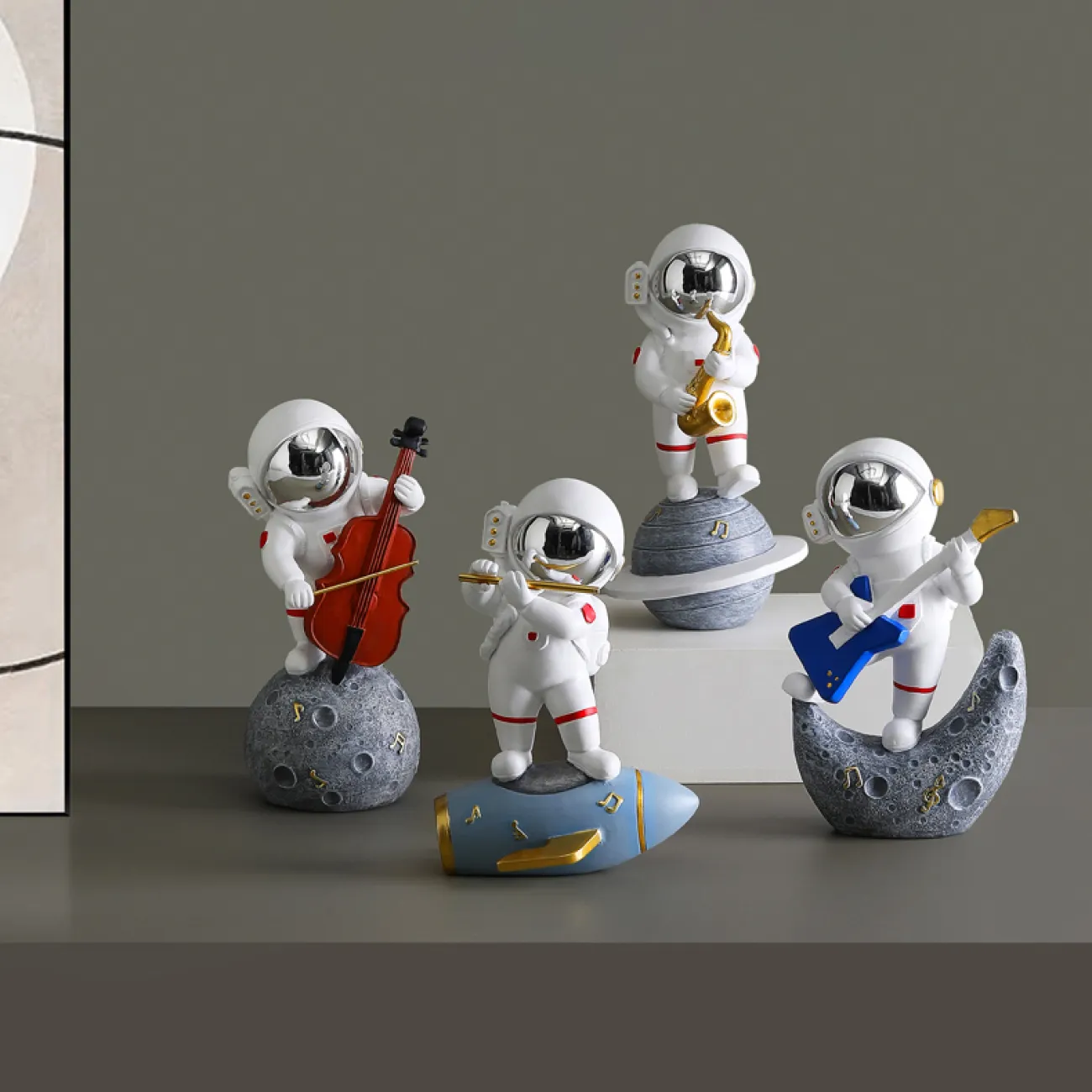 Оригинальная настольная статуэтка космонавта для гостиной в Скандинавском стиле LaLume DK20479-23 Оригинальная настольная статуэтка космонавта для гостиной в Скандинавском стиле LaLume DK20479-23