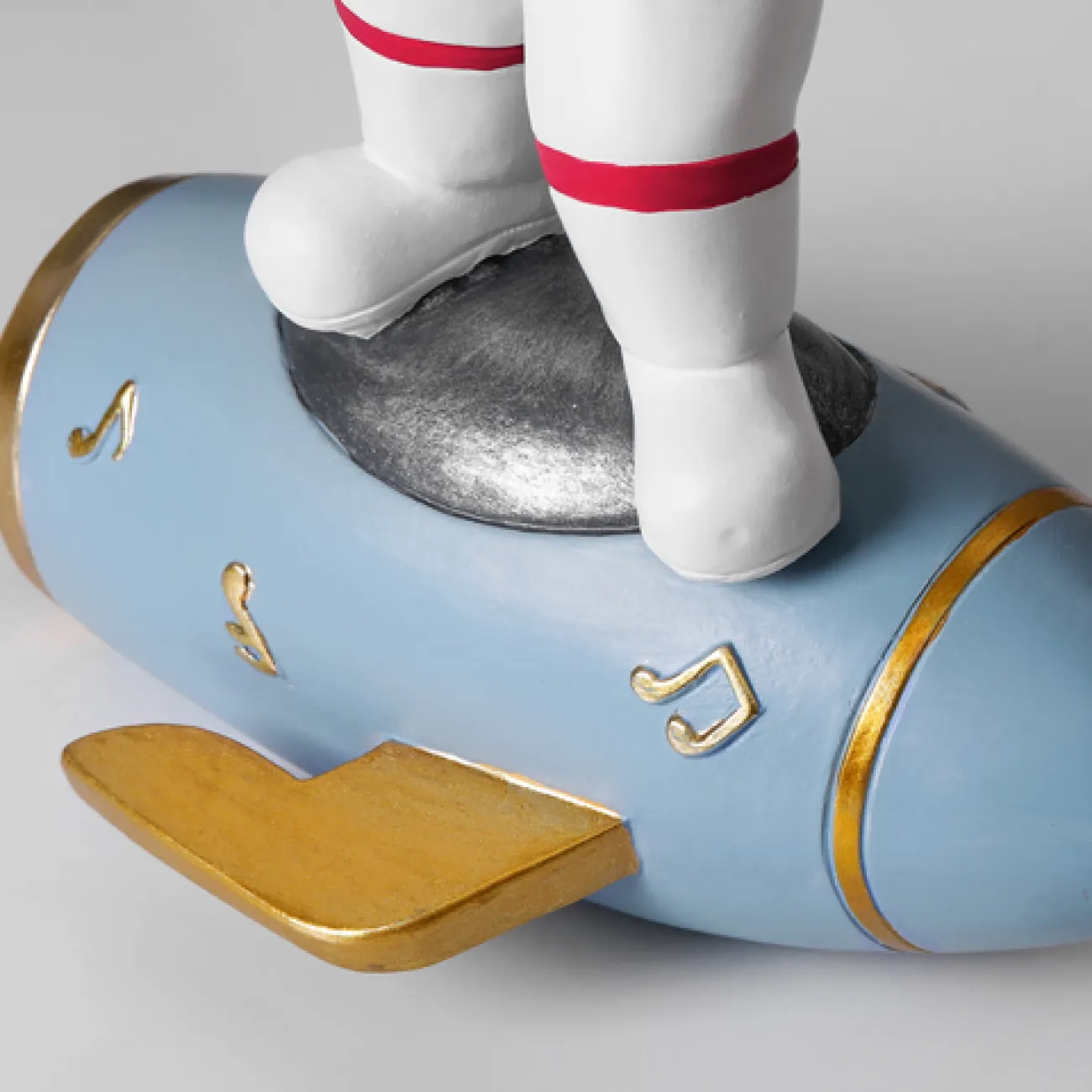 Оригинальная настольная статуэтка космонавта для гостиной в Скандинавском стиле LaLume DK20479-23 Оригинальная настольная статуэтка космонавта для гостиной в Скандинавском стиле LaLume DK20479-23