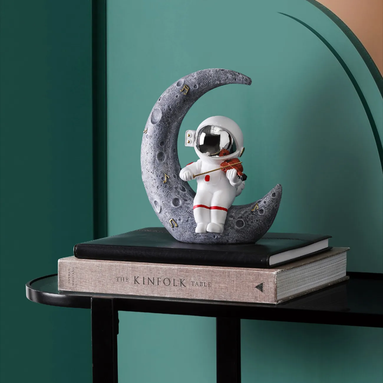 Оригинальная настольная статуэтка космонавта для гостиной в Скандинавском стиле LaLume DK20479-23 Оригинальная настольная статуэтка космонавта для гостиной в Скандинавском стиле LaLume DK20479-23