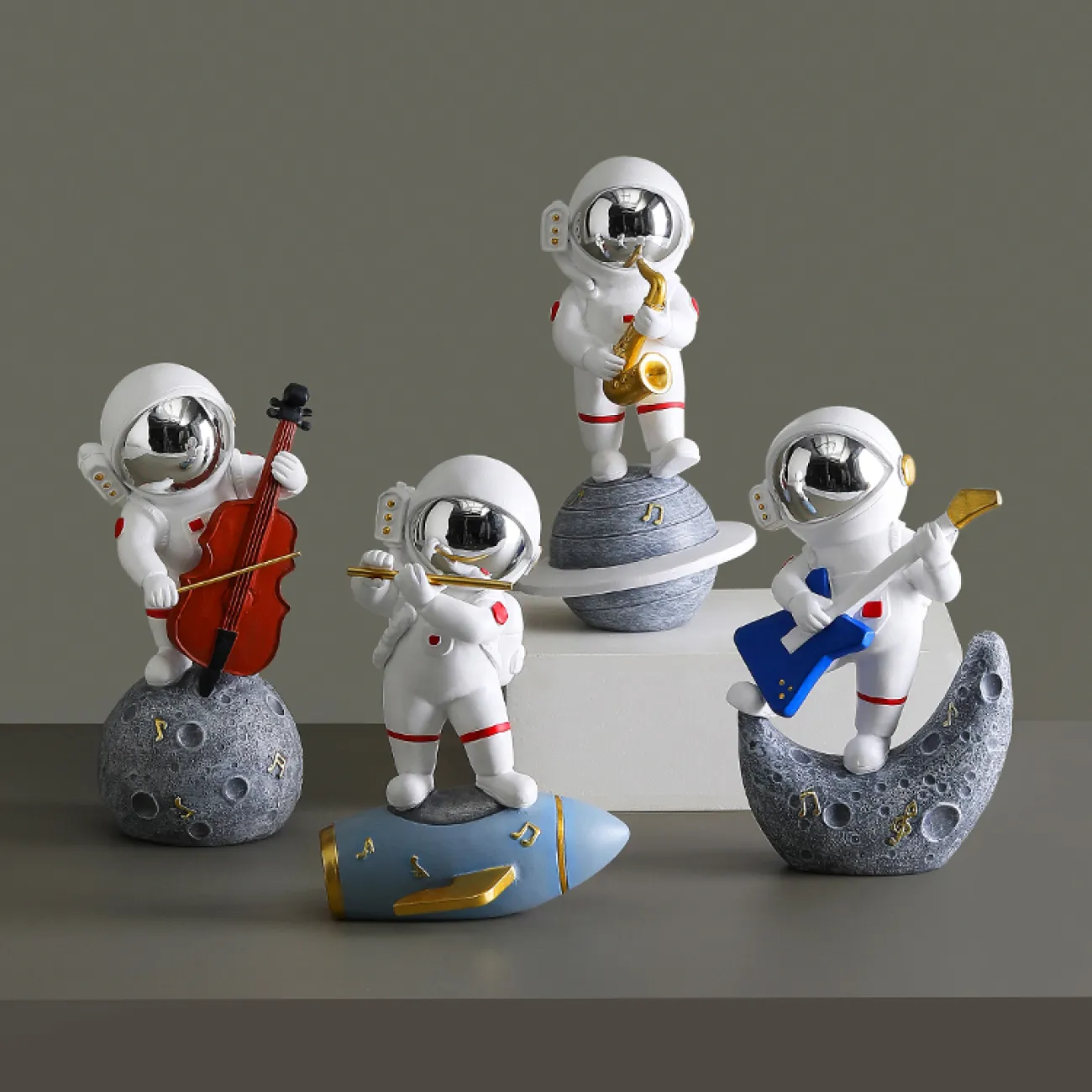 Оригинальная настольная статуэтка космонавта для гостиной в Скандинавском стиле LaLume DK20479-23 Оригинальная настольная статуэтка космонавта для гостиной в Скандинавском стиле LaLume DK20479-23