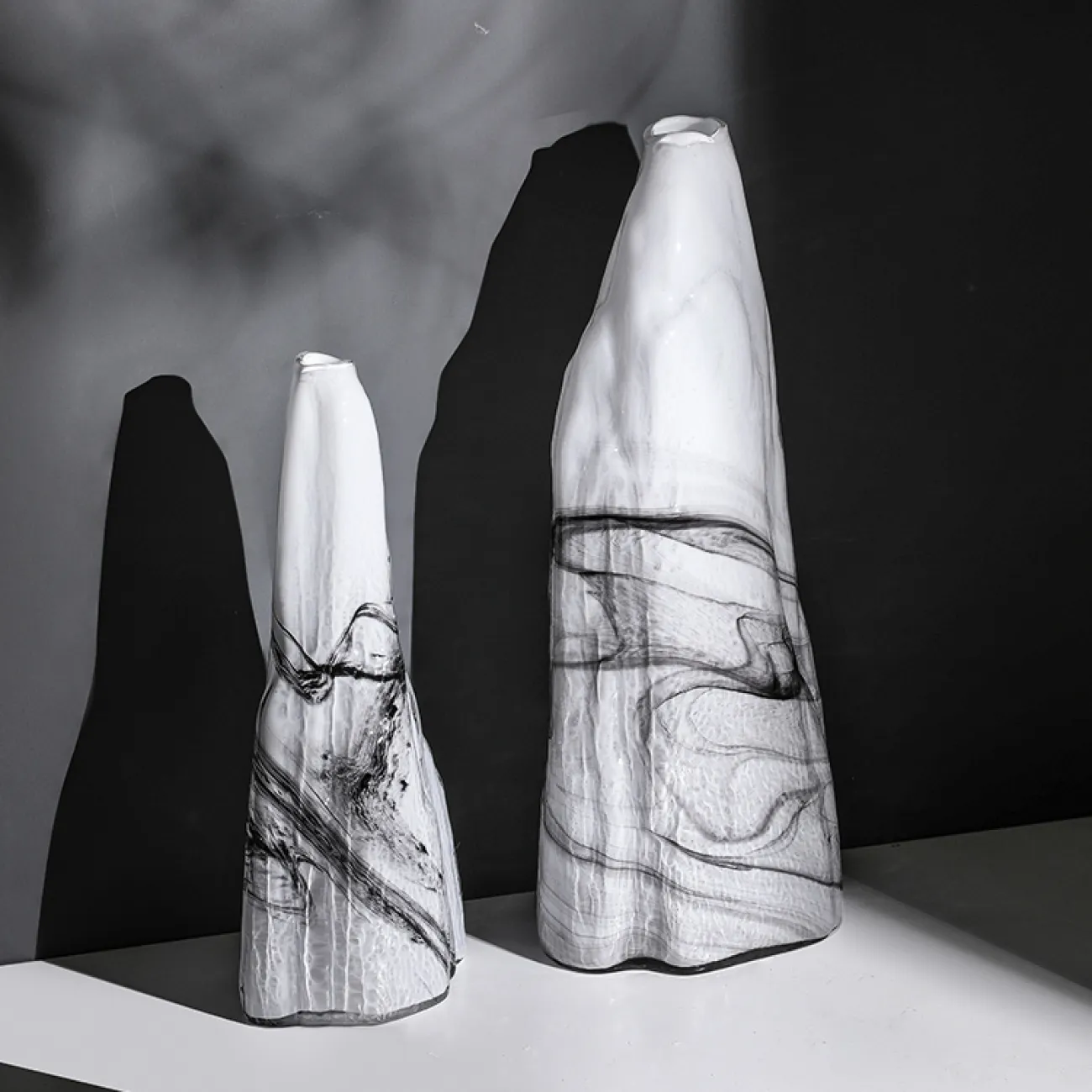 Минималистичная стеклянная ваза для гостиной с необычным дизайном в Современном стиле LaLume DK20483-23