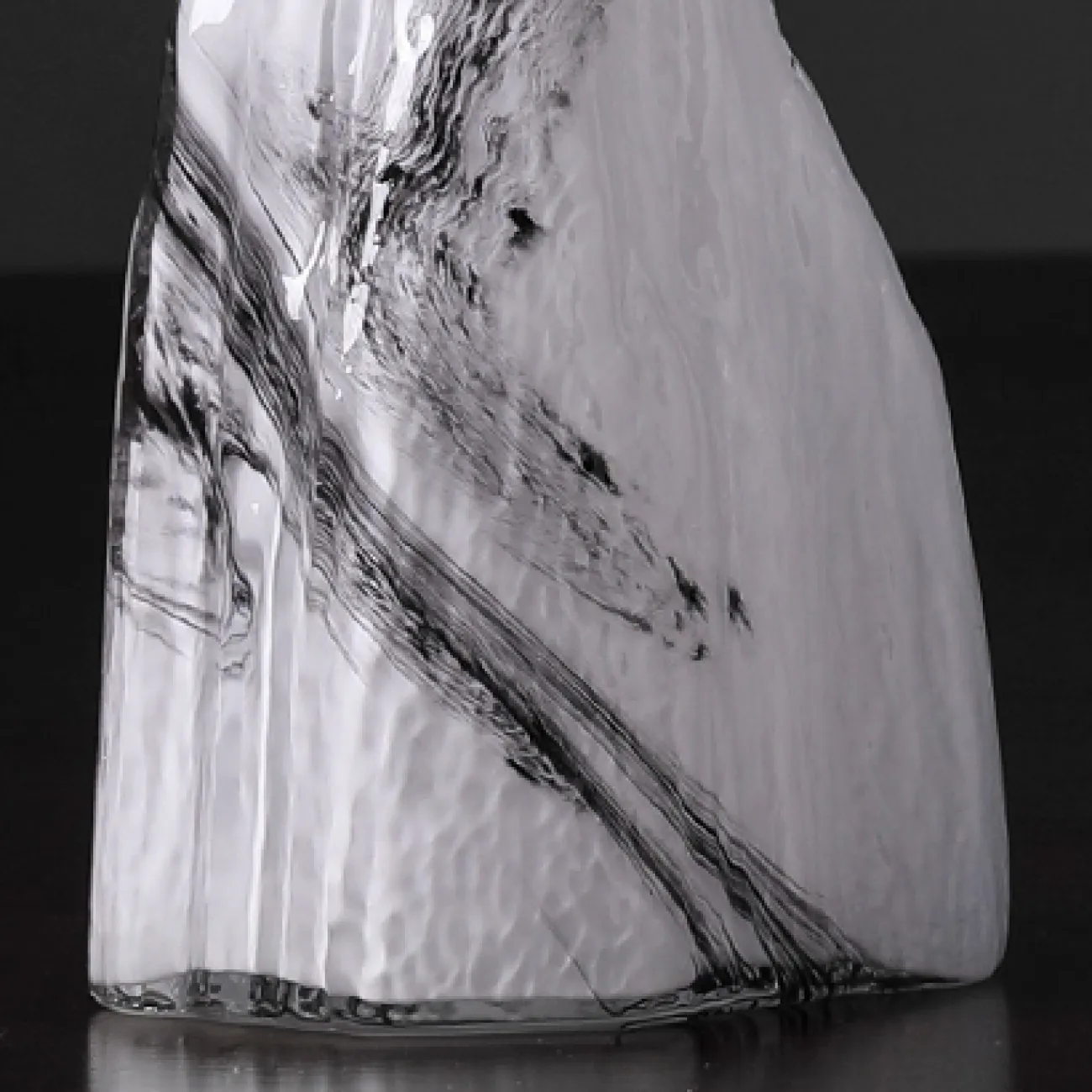 Минималистичная стеклянная ваза для гостиной с необычным дизайном в Современном стиле LaLume DK20483-23