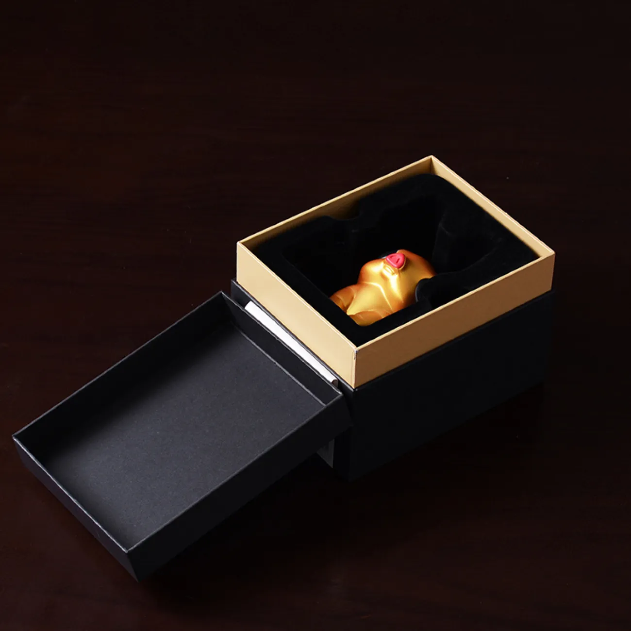 Благословенная виниловая статуэтка ручной работы "Свинья удачи" для гостиной LaLume DK20486-23 Благословенная виниловая статуэтка ручной работы "Свинья удачи" для гостиной LaLume DK20486-23