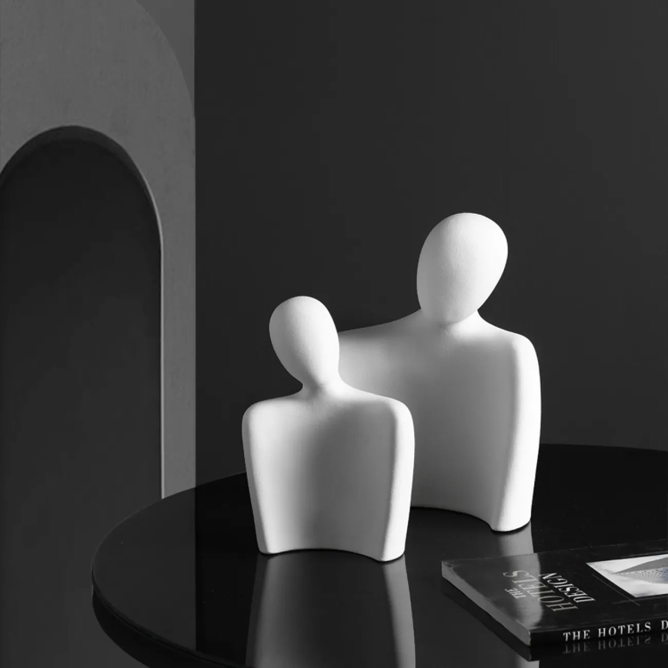 Современная абстрактная керамическая статуэтка двух людей в объятиях для гостиной LaLume DK20487-23 Современная абстрактная керамическая статуэтка двух людей в объятиях для гостиной LaLume DK20487-23