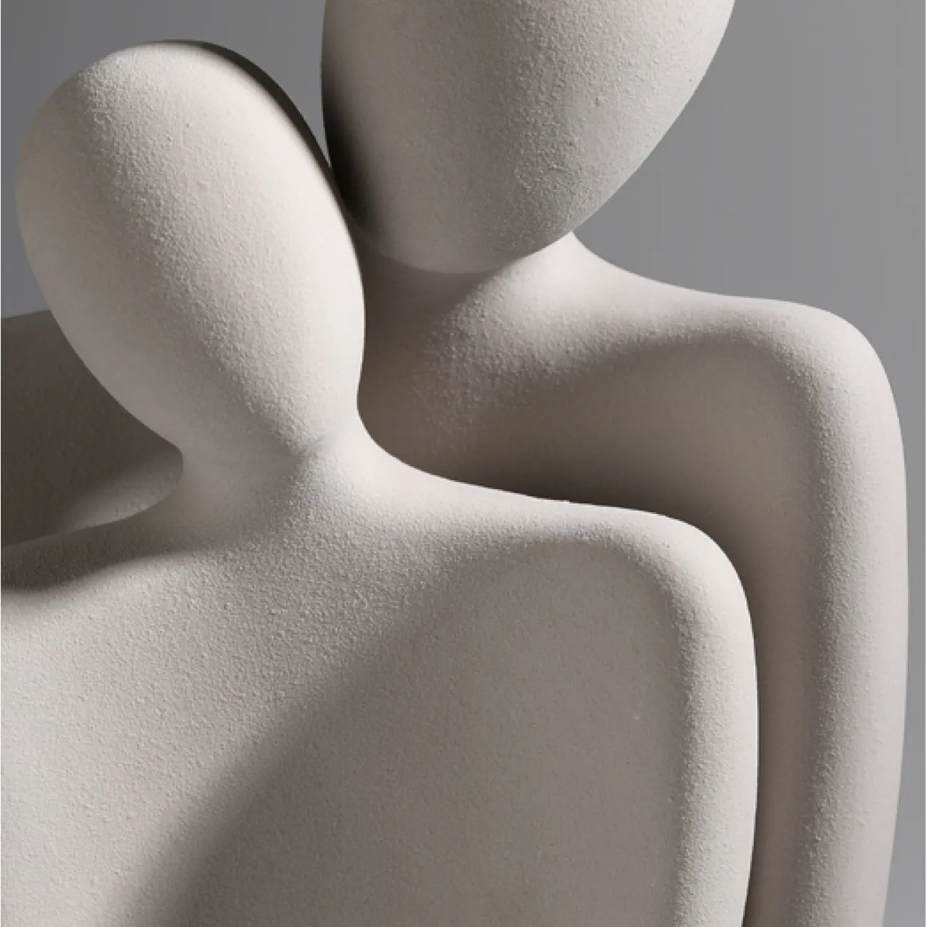 Современная абстрактная керамическая статуэтка двух людей в объятиях для гостиной LaLume DK20487-23 Современная абстрактная керамическая статуэтка двух людей в объятиях для гостиной LaLume DK20487-23