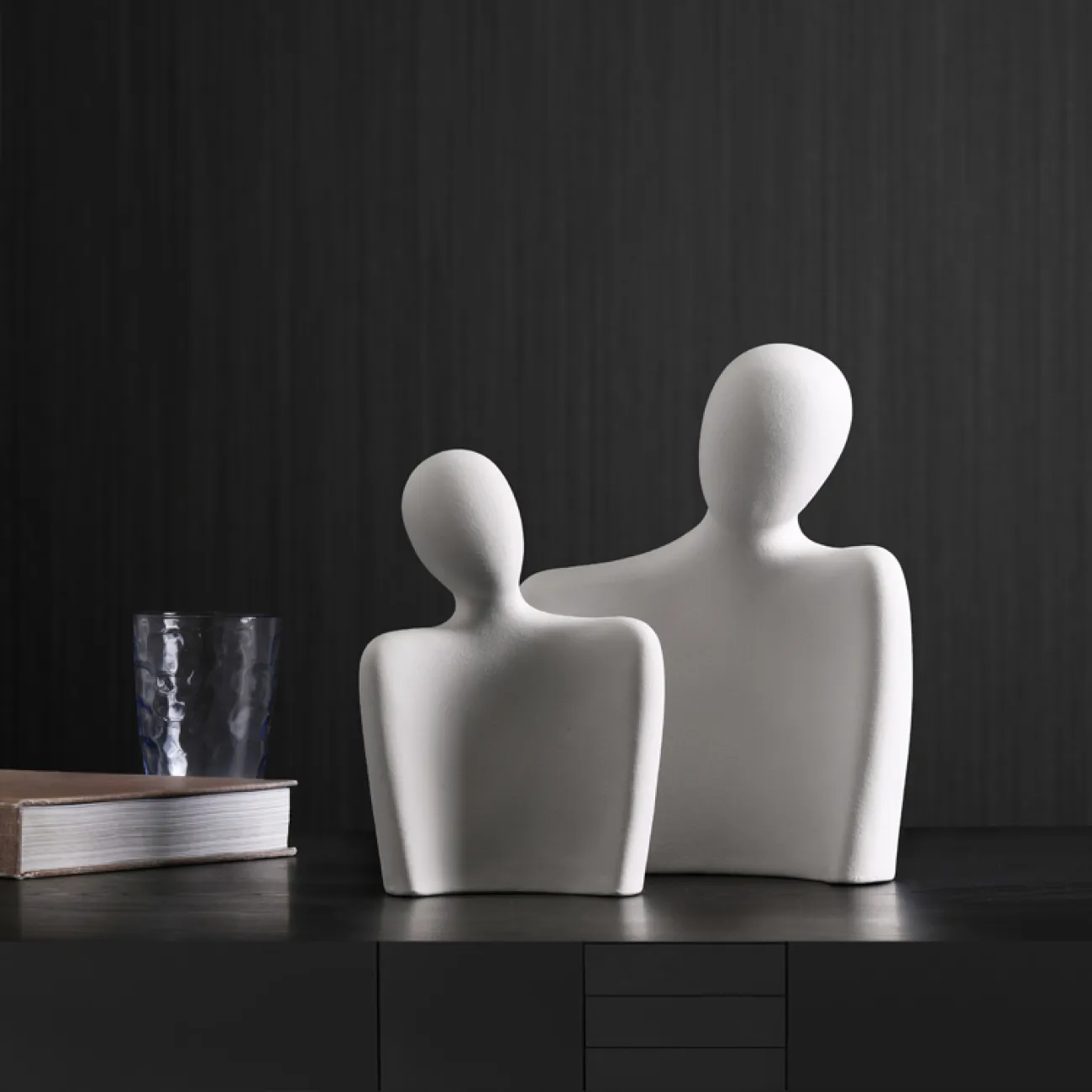 Современная абстрактная керамическая статуэтка двух людей в объятиях для гостиной LaLume DK20487-23 Современная абстрактная керамическая статуэтка двух людей в объятиях для гостиной LaLume DK20487-23