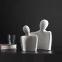 Современная абстрактная керамическая статуэтка двух людей в объятиях для гостиной LaLume DK20487-23