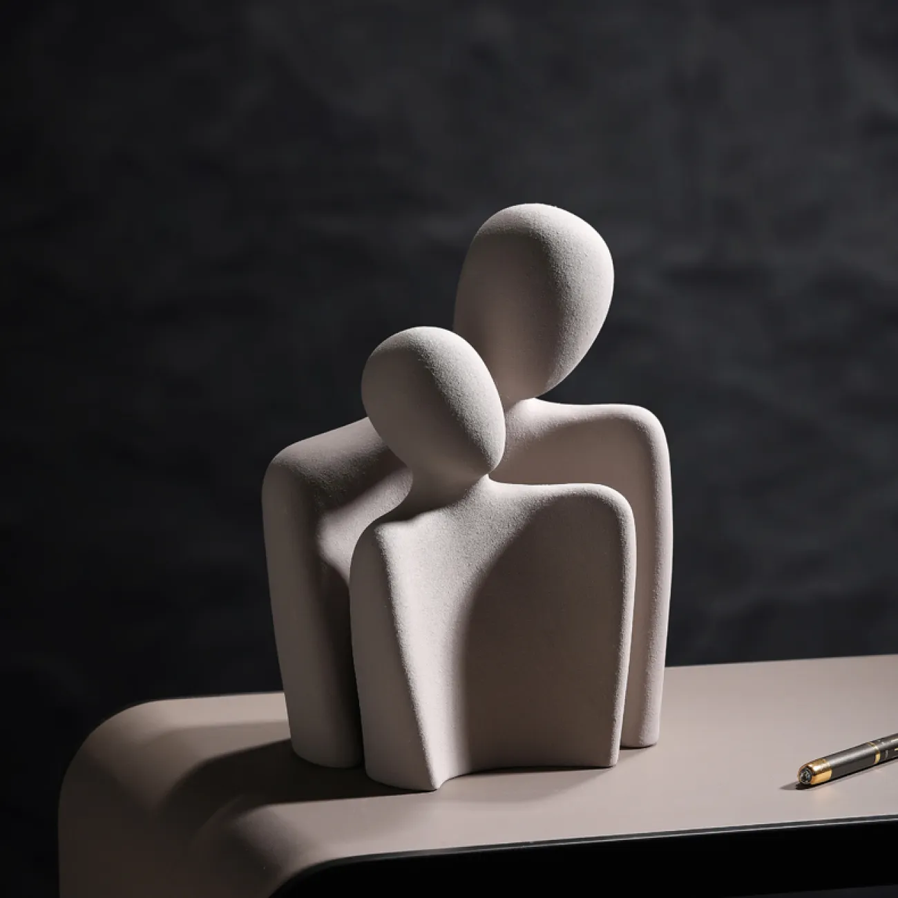 Современная абстрактная керамическая статуэтка двух людей в объятиях для гостиной LaLume DK20487-23 Современная абстрактная керамическая статуэтка двух людей в объятиях для гостиной LaLume DK20487-23