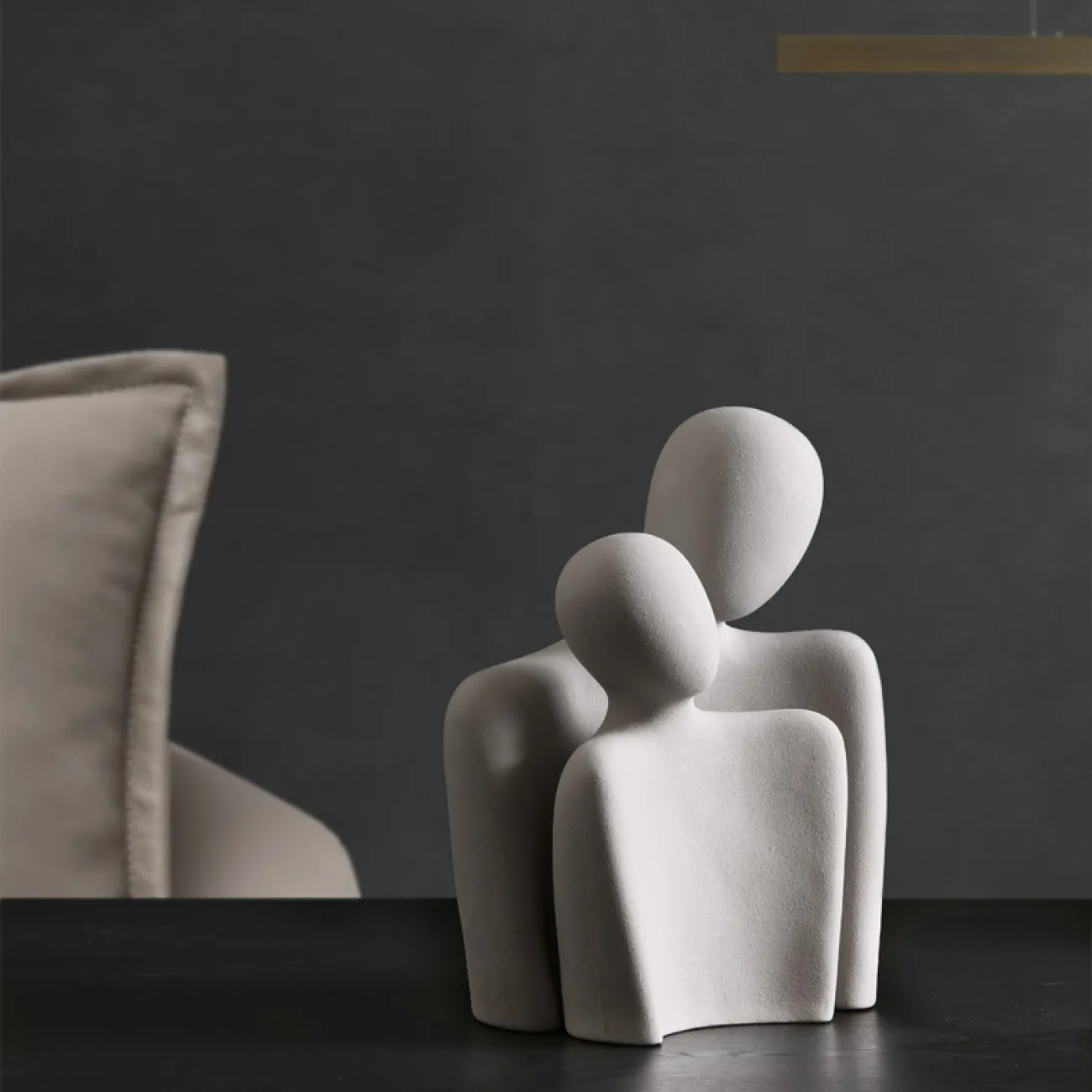 Современная абстрактная керамическая статуэтка двух людей в объятиях для гостиной LaLume DK20487-23 Современная абстрактная керамическая статуэтка двух людей в объятиях для гостиной LaLume DK20487-23