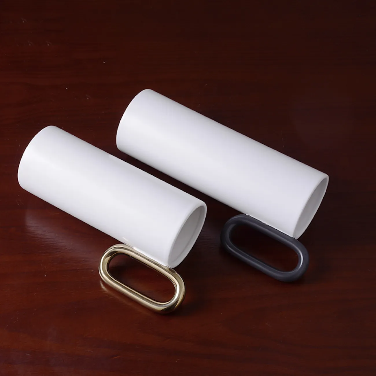 Простая белая керамическая ваза с ручкой для гостиной в Скандинавском стиле LaLume DK20489-23