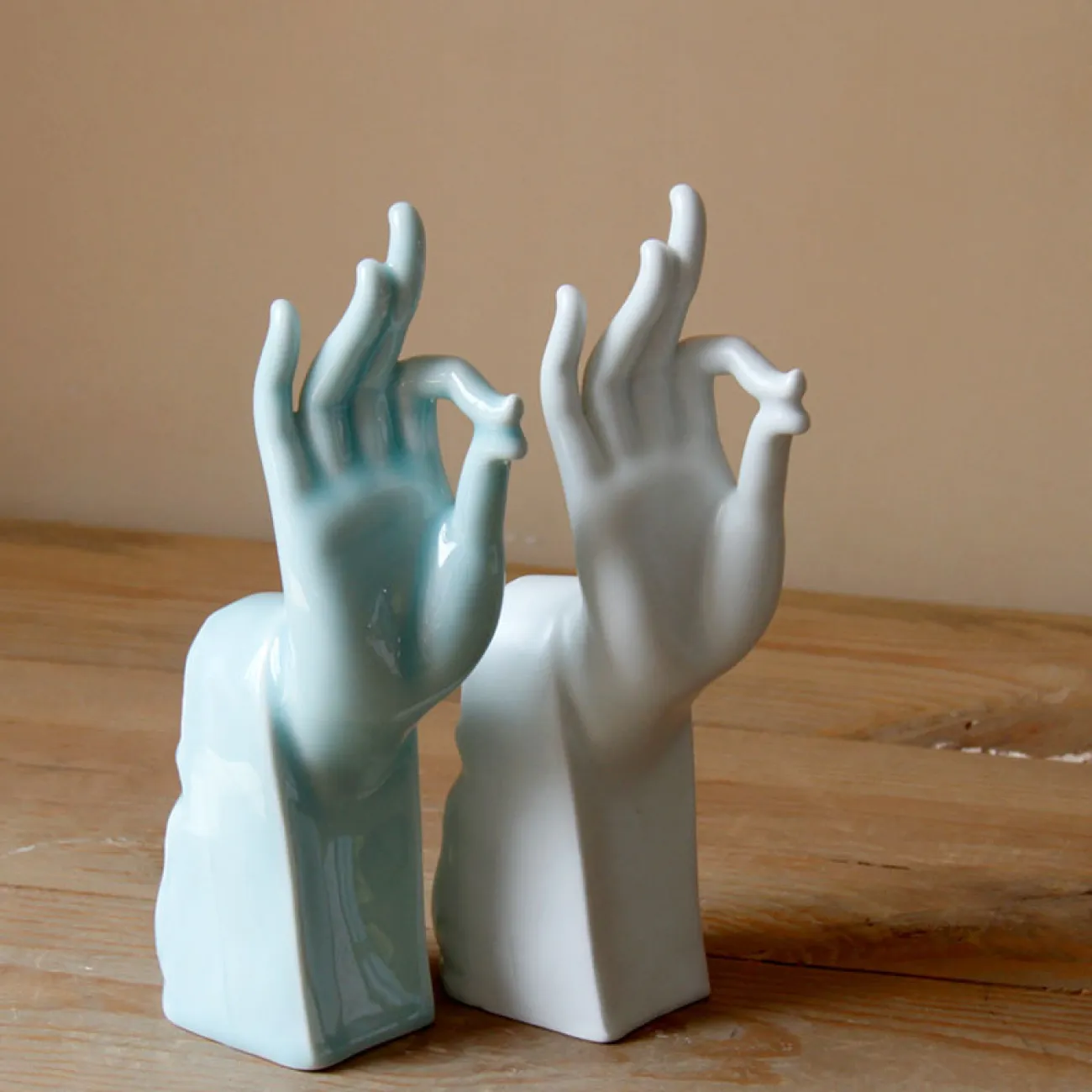 Керамическая статуэтка руки для гостиной в Неоклассическом стиле LaLume DK20534-23