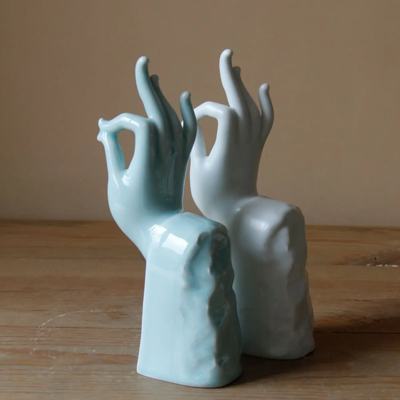 Керамическая статуэтка руки для гостиной в Неоклассическом стиле LaLume DK20534-23