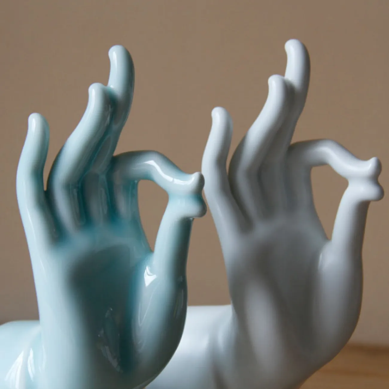 Керамическая статуэтка руки для гостиной в Неоклассическом стиле LaLume DK20534-23