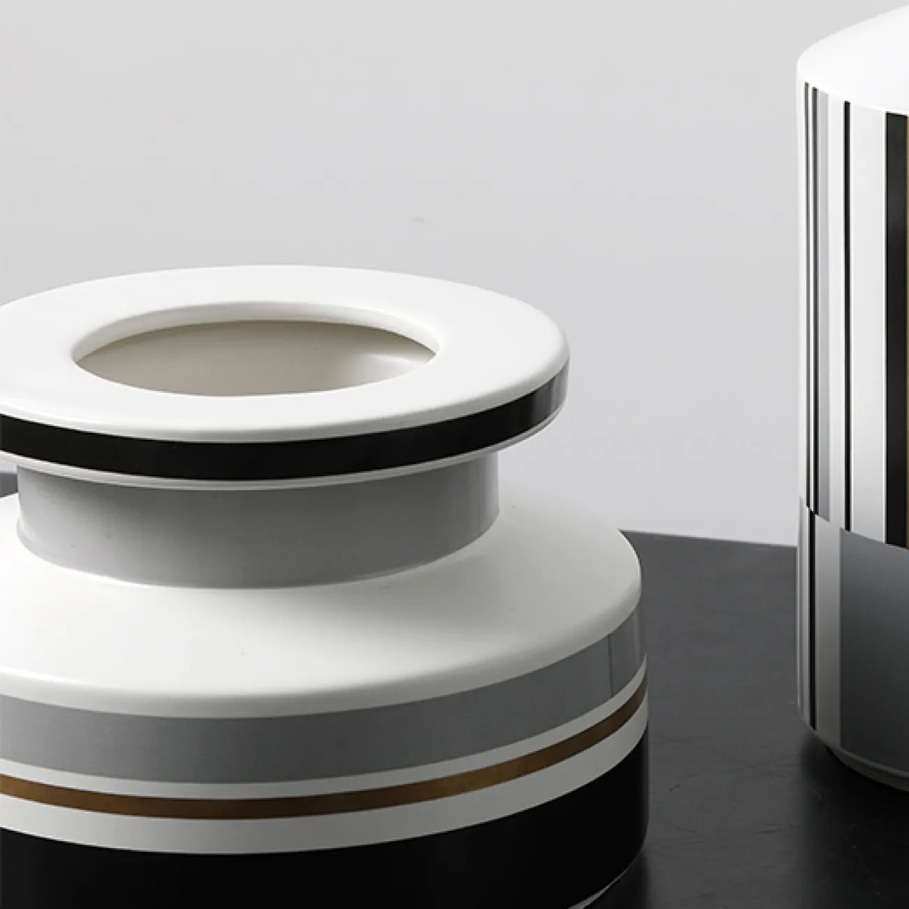 Минималистичная абстрактная керамическая ваза для гостиной в Современном стиле LaLume DK20578-23