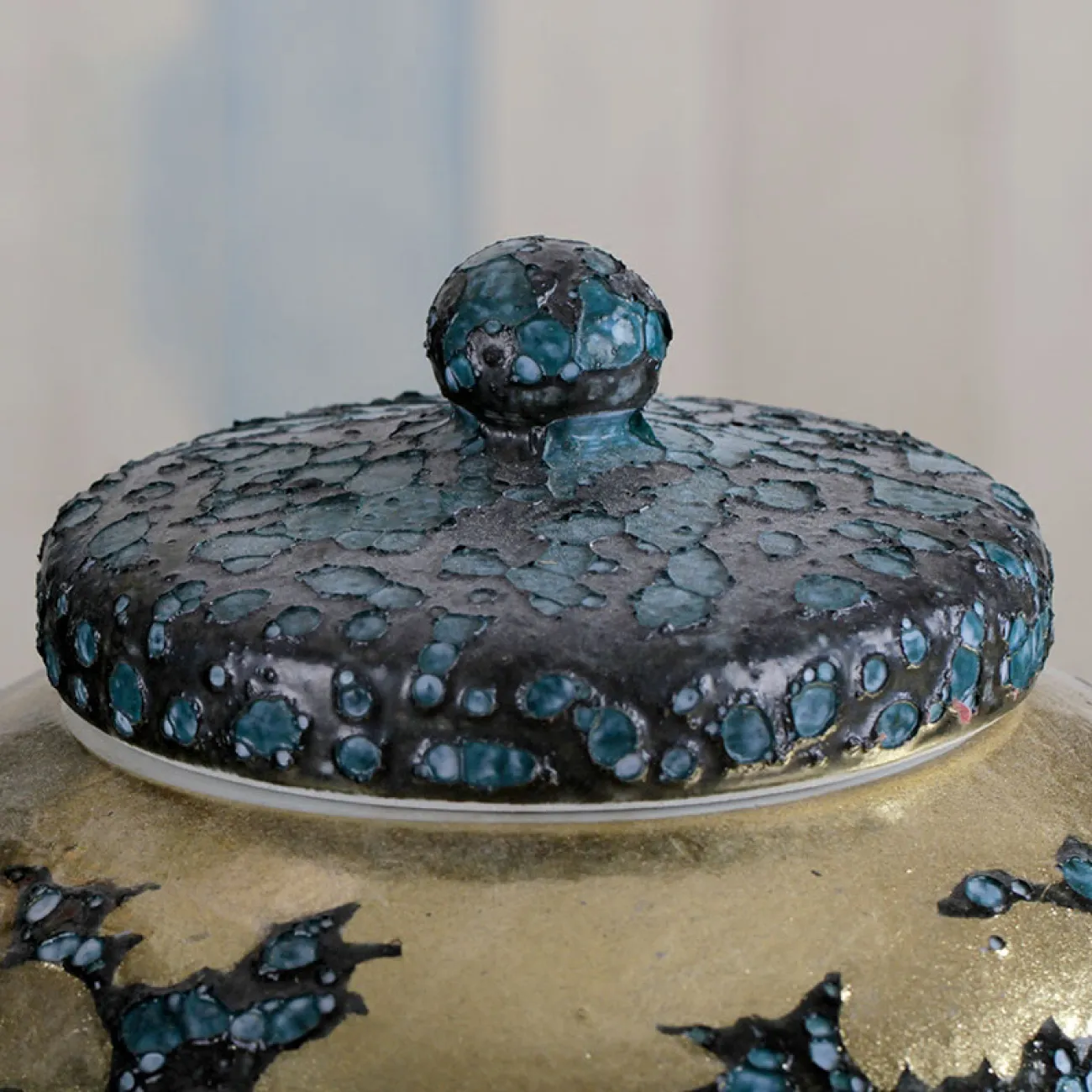 Современная керамический ваза с золотым орнаментом в Неоклассическом стиле LaLume DK20596-23 Современная керамический ваза с золотым орнаментом в Неоклассическом стиле LaLume DK20596-23