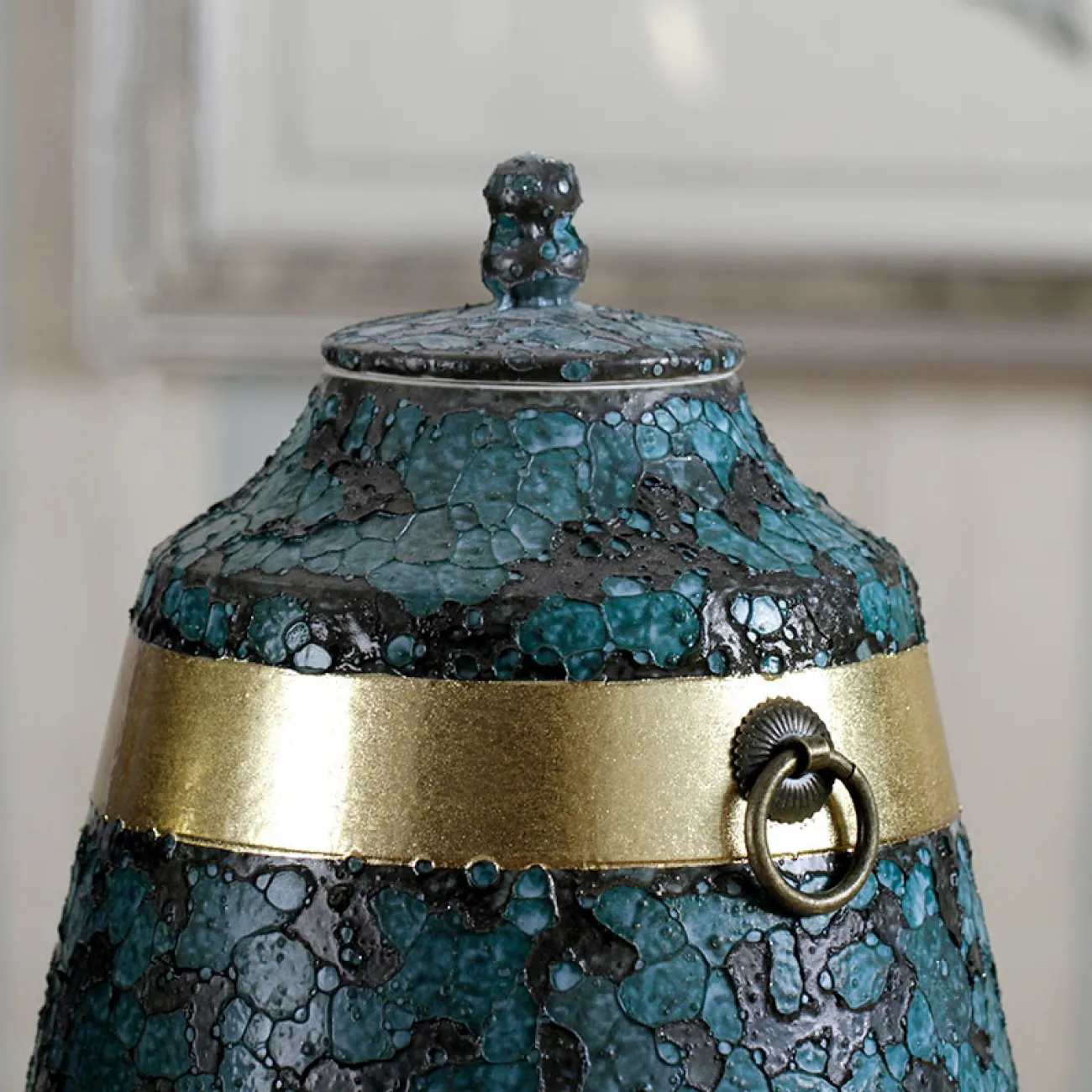 Современная керамический ваза с золотым орнаментом в Неоклассическом стиле LaLume DK20596-23 Современная керамический ваза с золотым орнаментом в Неоклассическом стиле LaLume DK20596-23