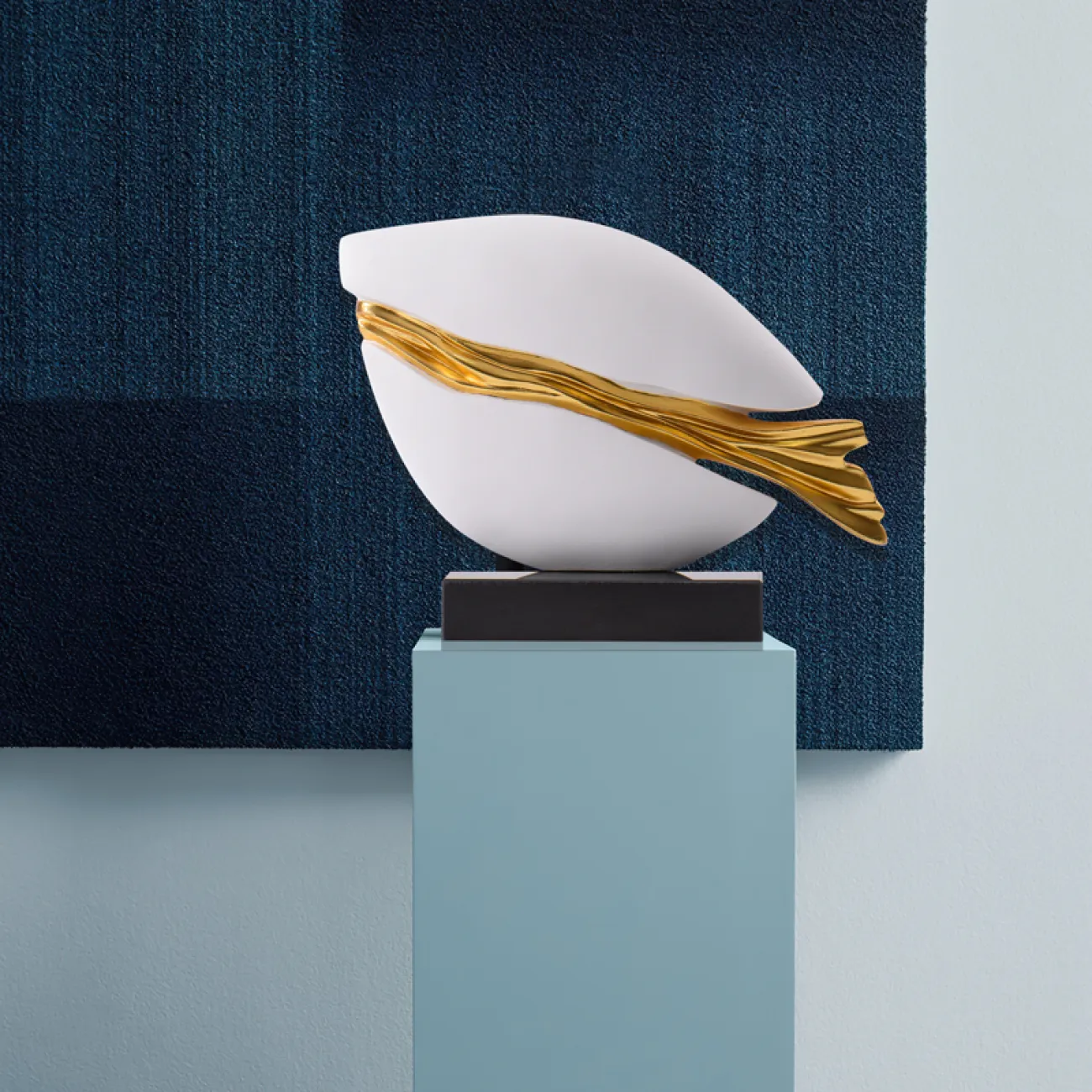 Креативная роскошная статуэтка на мраморном пьедестале для гостиной в Современном стиле LaLume DK20795-23 Креативная роскошная статуэтка на мраморном пьедестале для гостиной в Современном стиле LaLume DK20795-23