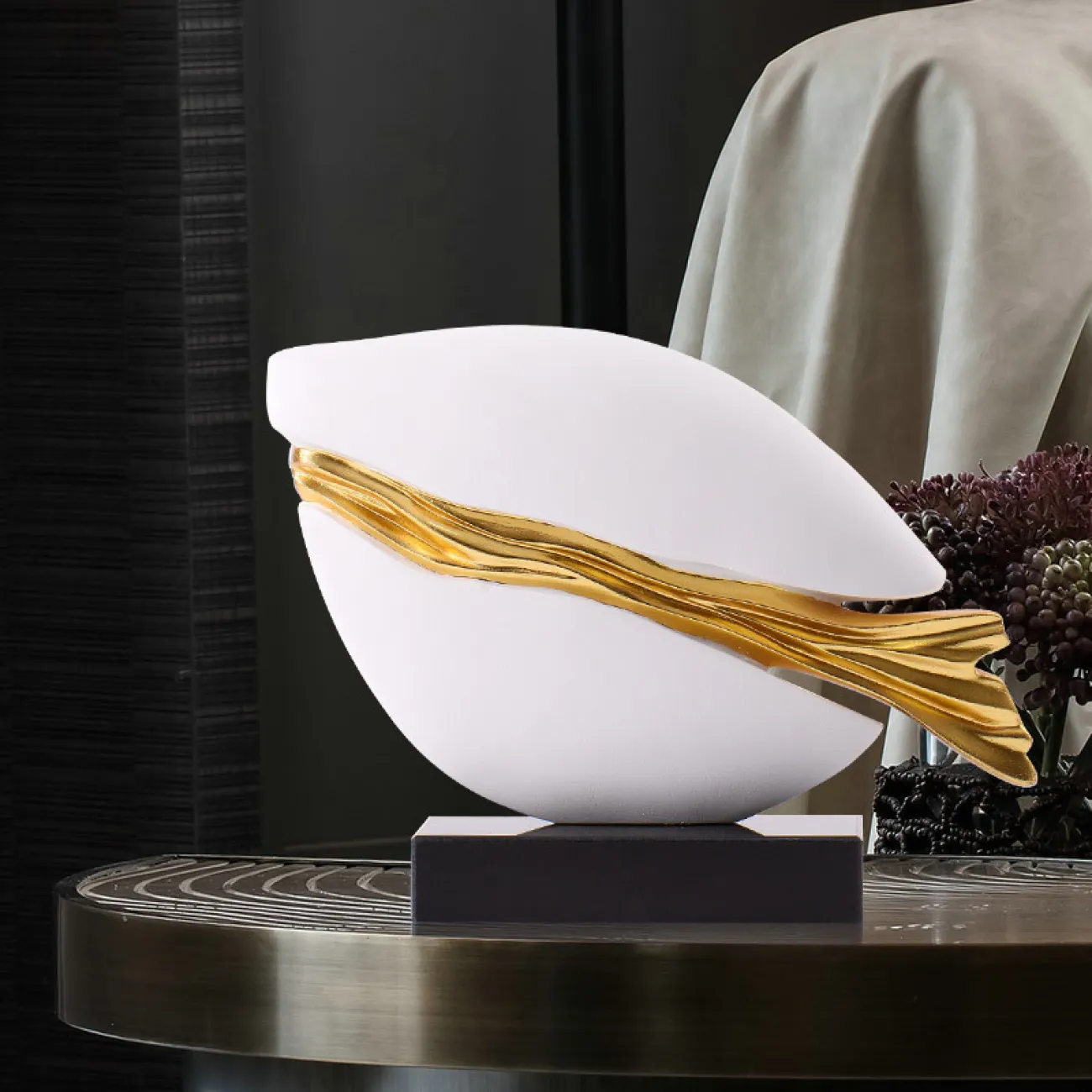 Креативная роскошная статуэтка на мраморном пьедестале для гостиной в Современном стиле LaLume DK20795-23 Креативная роскошная статуэтка на мраморном пьедестале для гостиной в Современном стиле LaLume DK20795-23