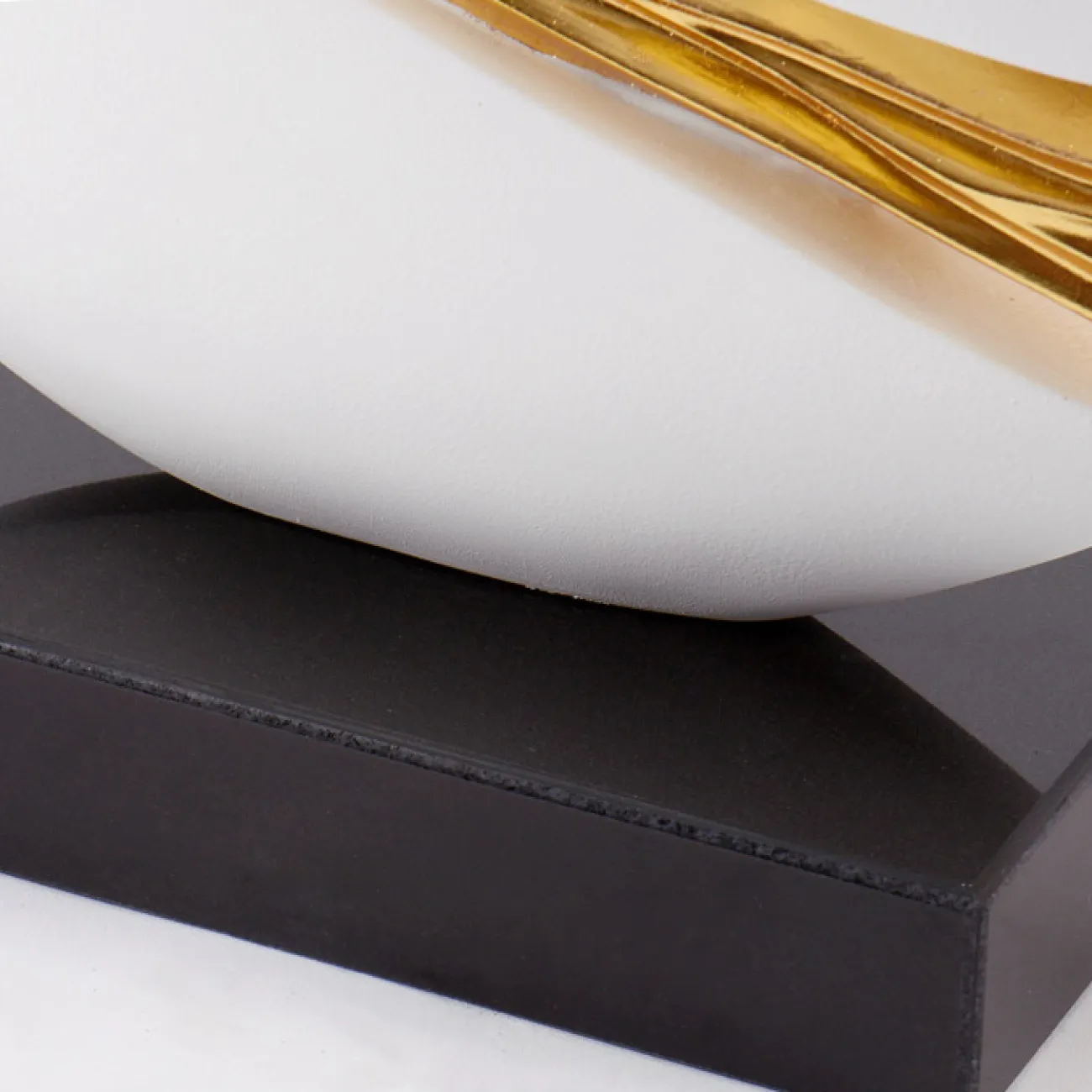 Креативная роскошная статуэтка на мраморном пьедестале для гостиной в Современном стиле LaLume DK20795-23 Креативная роскошная статуэтка на мраморном пьедестале для гостиной в Современном стиле LaLume DK20795-23