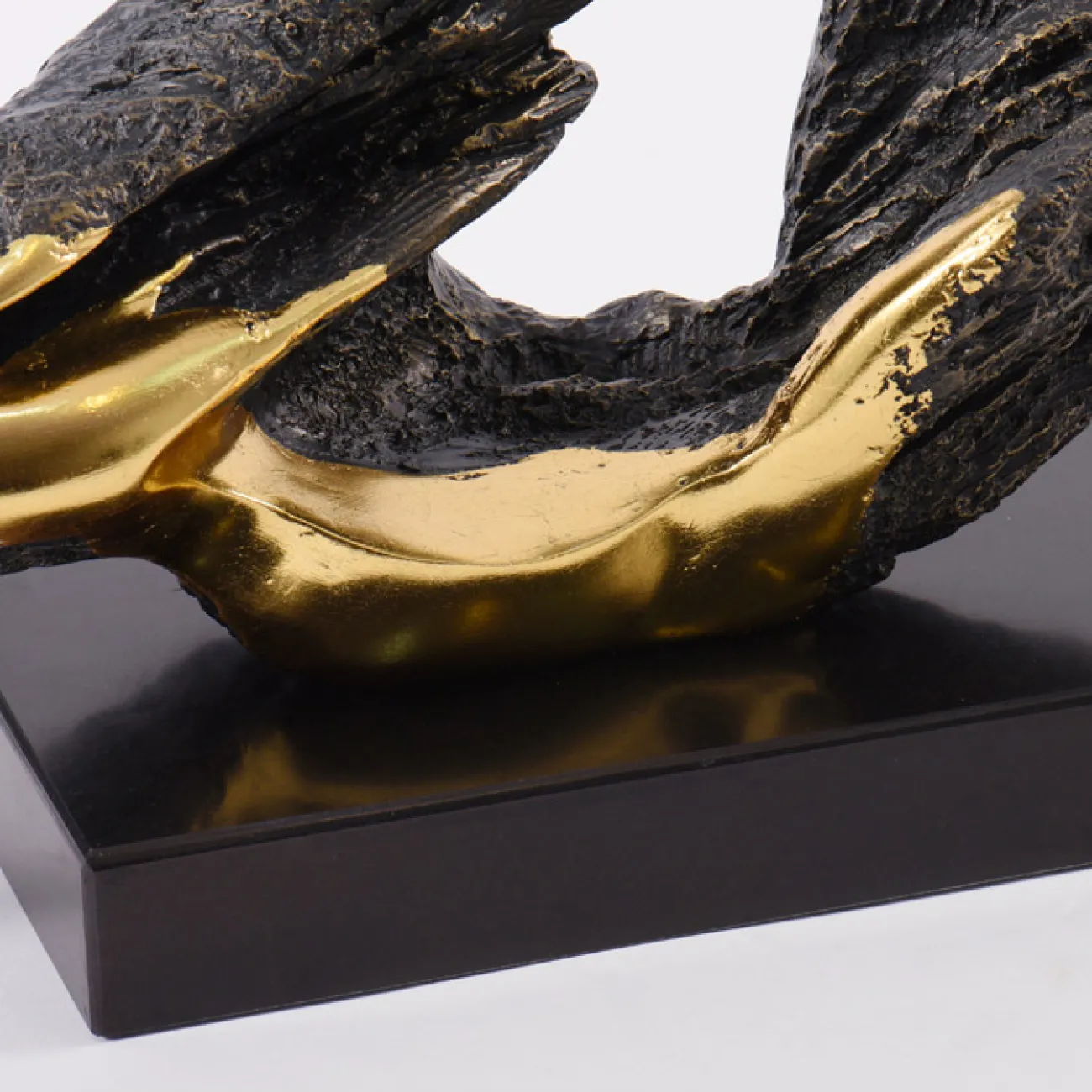 Необычная геометрическая скульптура для гостиной в Современном стиле LaLume DK21000-23