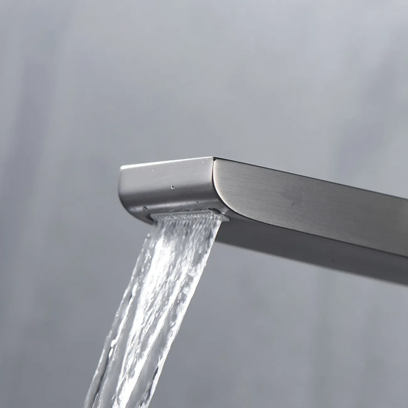 Водопадный латунный смеситель для умывальника в Современном стиле LaLume MB21095-23 Водопадный латунный смеситель для умывальника в Современном стиле LaLume MB21095-23