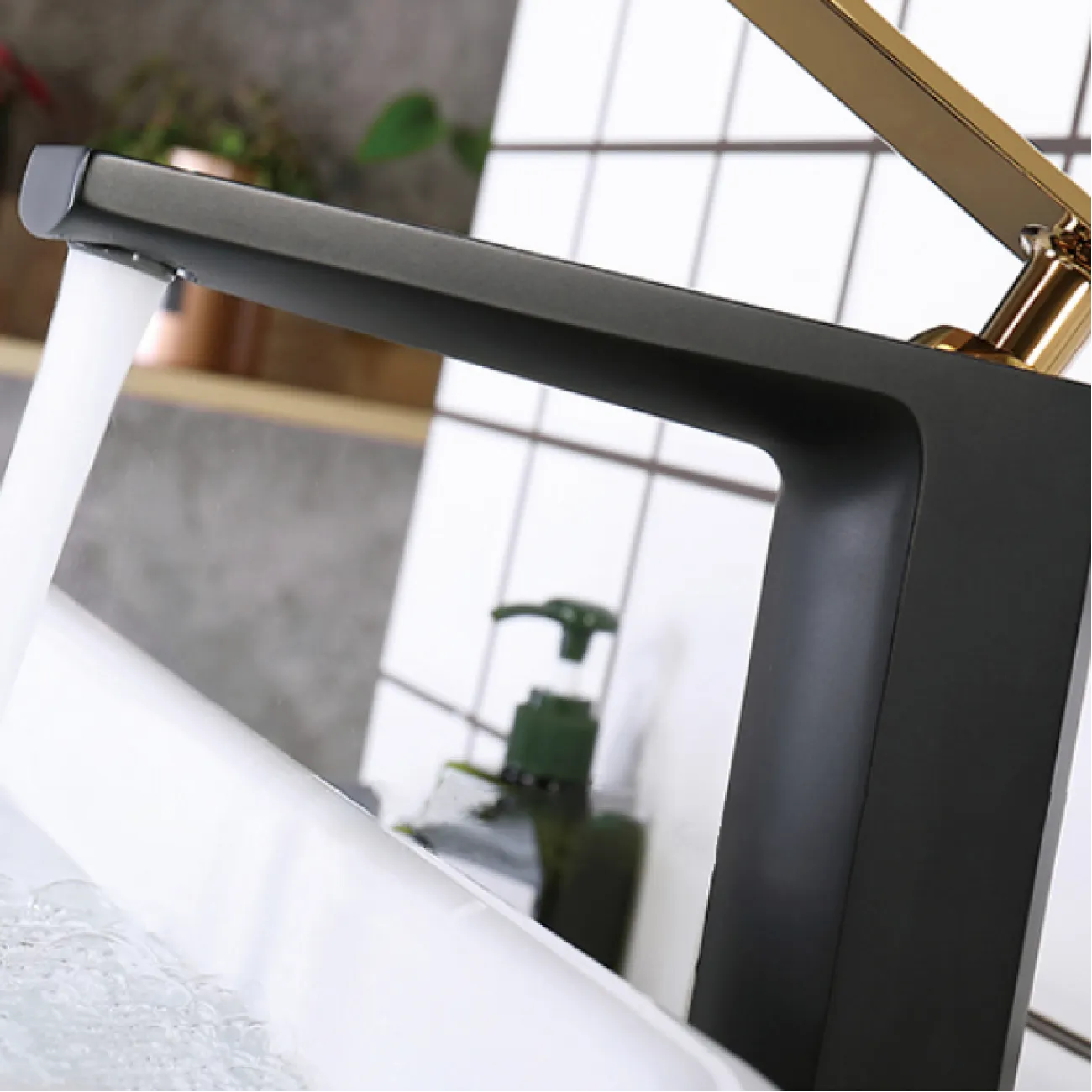 Роскошный латунный смеситель для умывальника в Современном стиле LaLume MB21100-23 Роскошный латунный смеситель для умывальника в Современном стиле LaLume MB21100-23