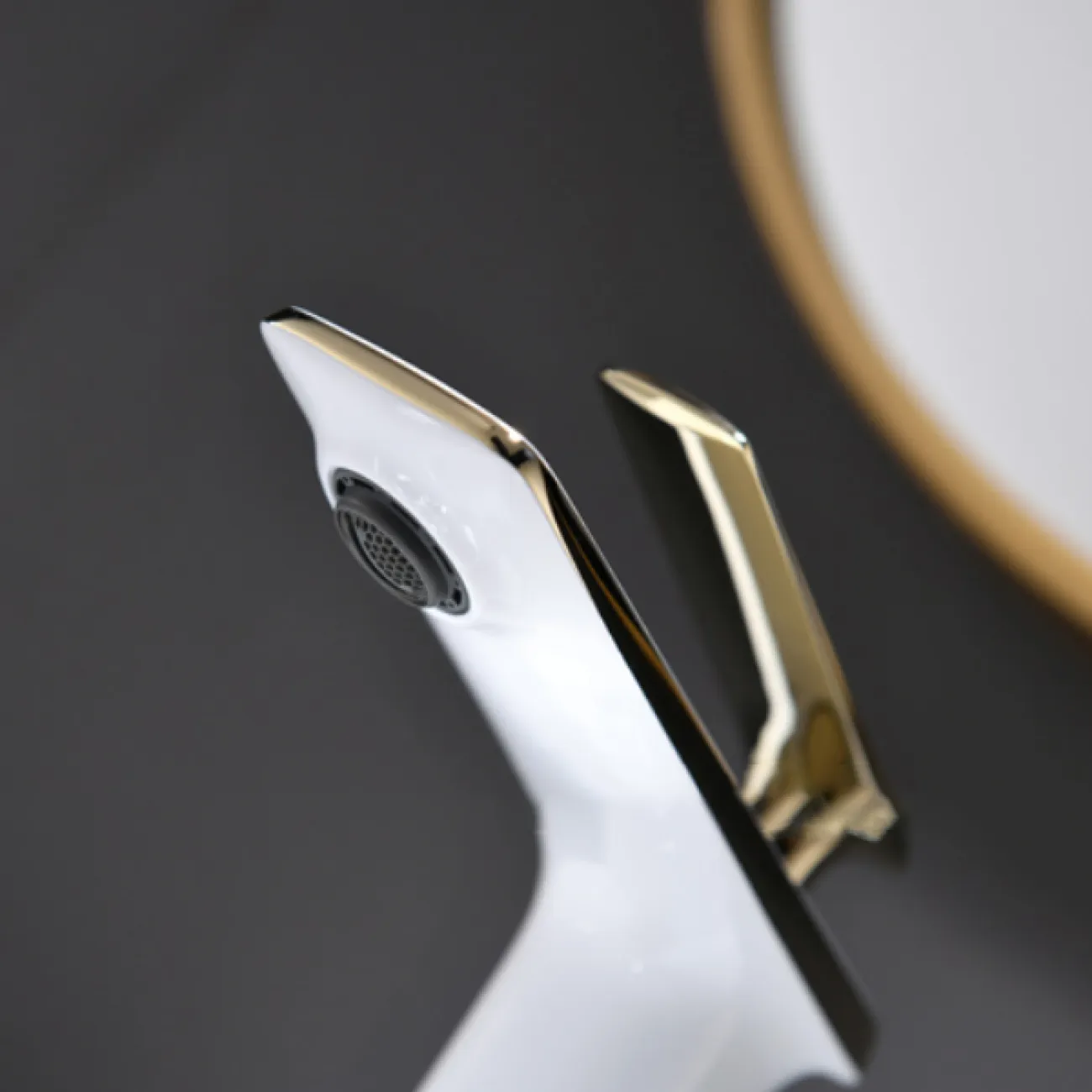 Роскошный латунный смеситель для умывальника в Современном стиле LaLume MB21103-23