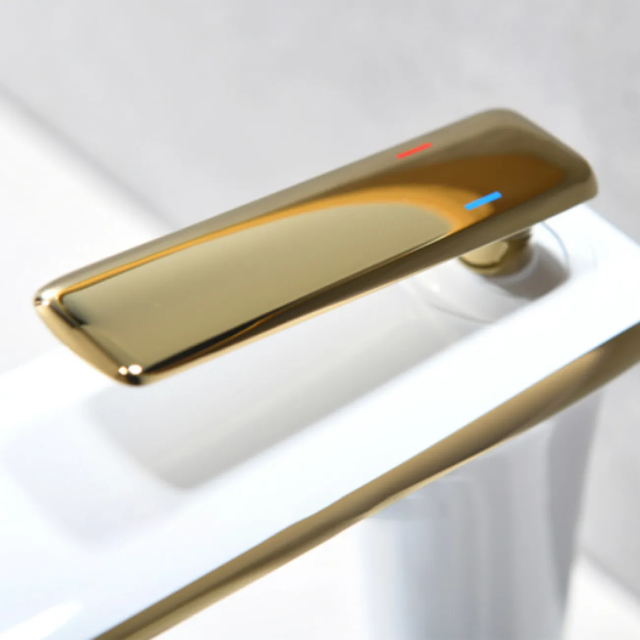 Роскошный латунный смеситель для умывальника в Современном стиле LaLume MB21103-23