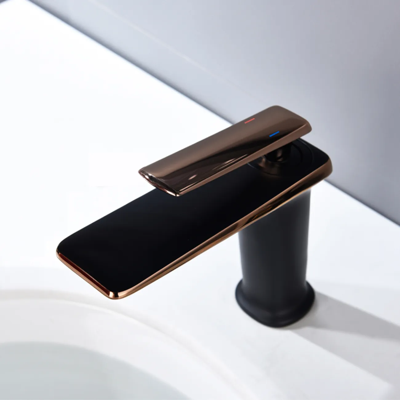 Роскошный латунный смеситель для умывальника в Современном стиле LaLume MB21103-23